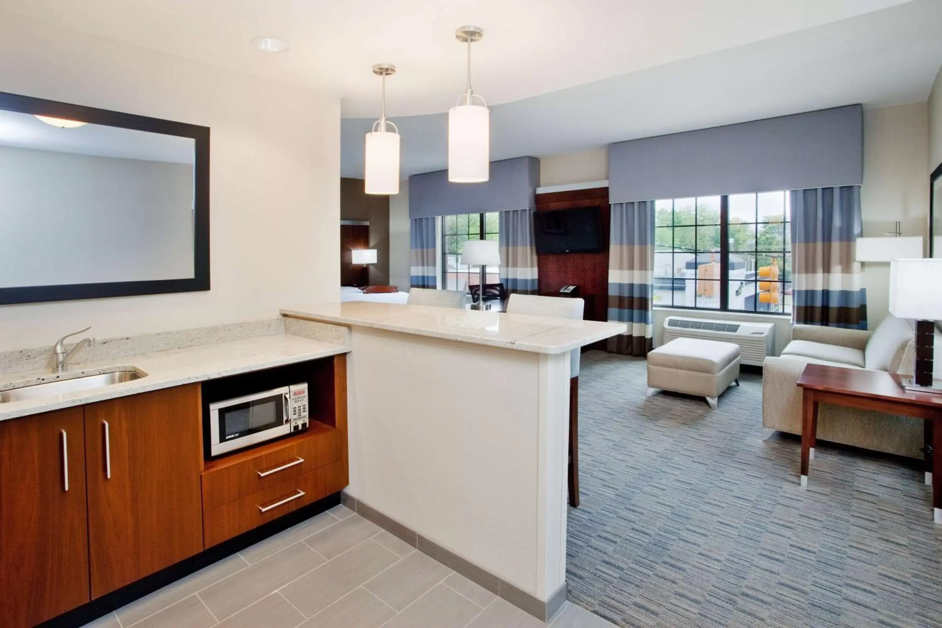 Bed, Kitchen/Kitchenette in Hampton Inn & Suites Chapel Hill/Carrboro