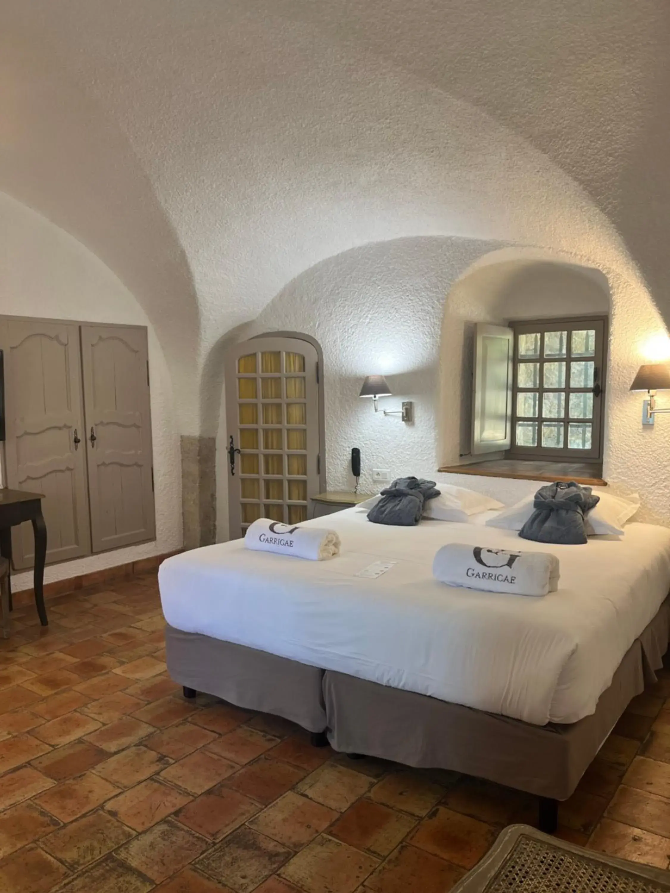 Bedroom, Bed in Abbaye de Sainte Croix