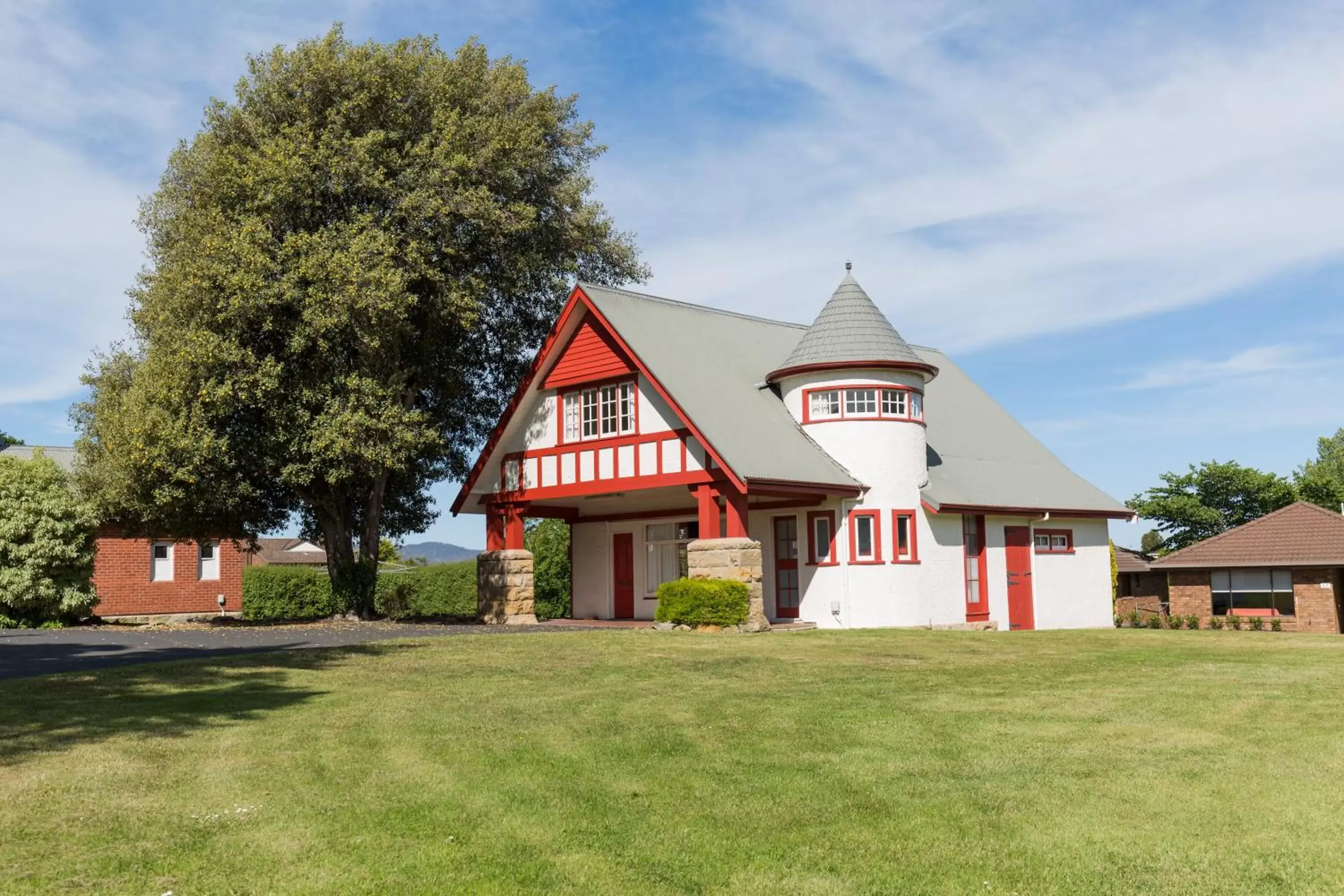 Three-Bedroom House in Riverfront Motel & Villas