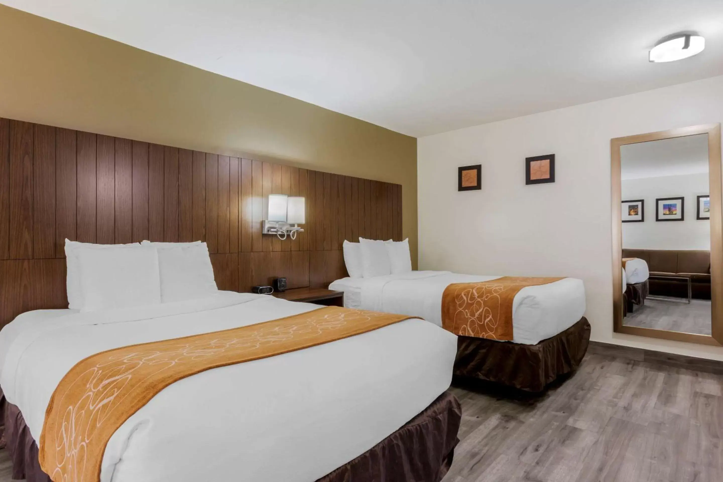 Bedroom, Bed in Comfort Suites At Sabino Canyon