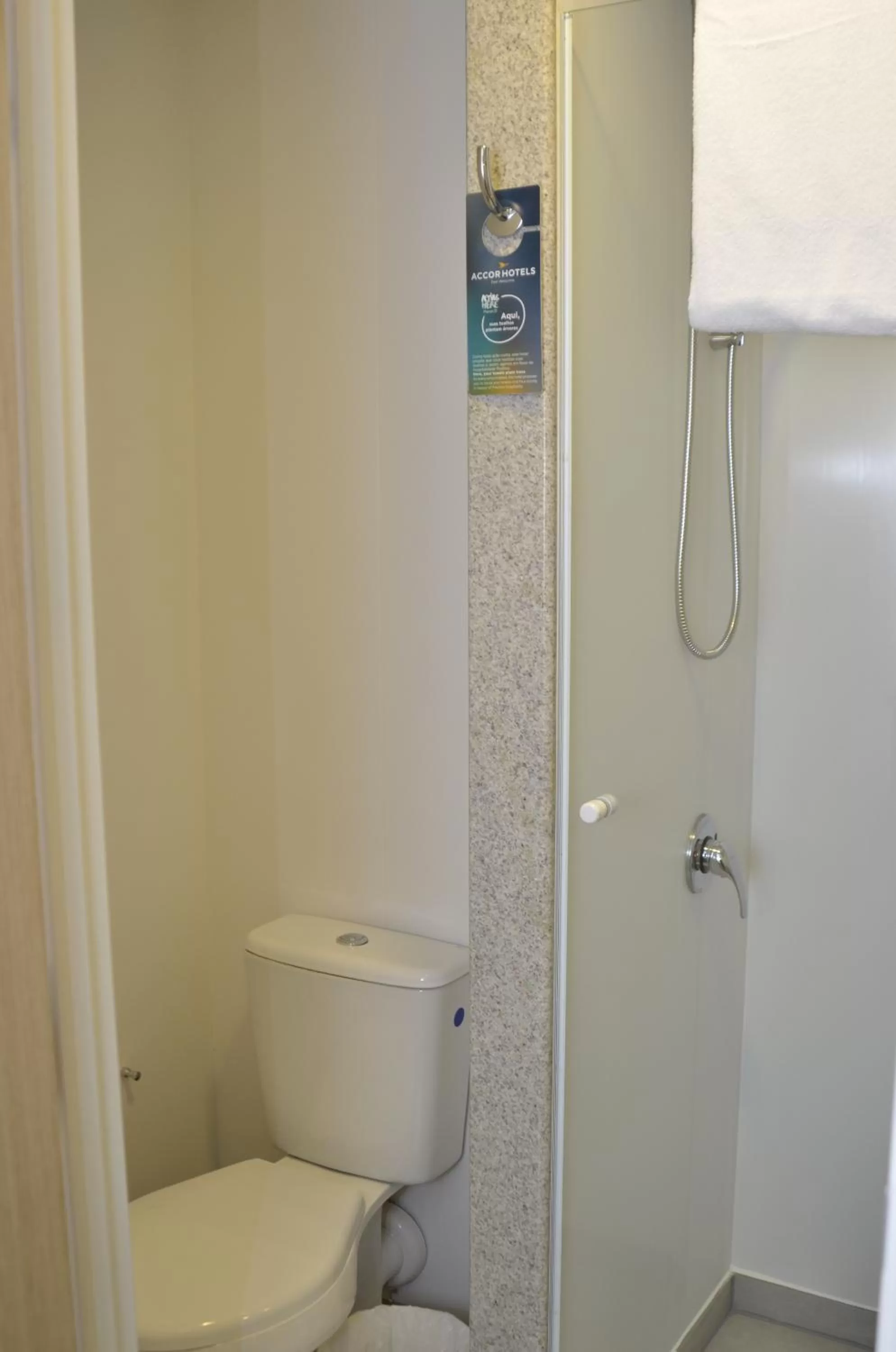 Shower in ibis budget Curitiba Aeroporto