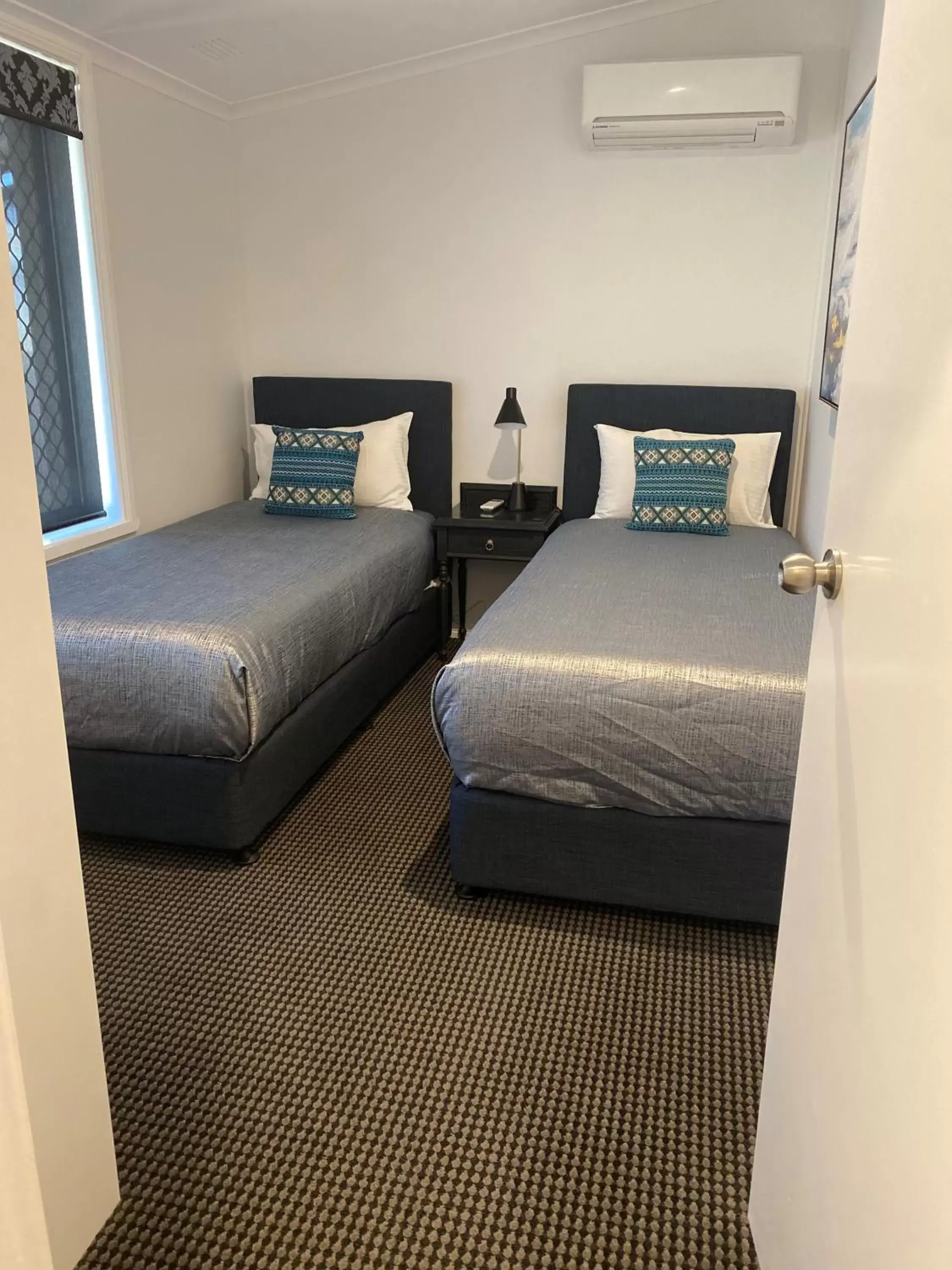 Bedroom, Bed in New England Motor Lodge