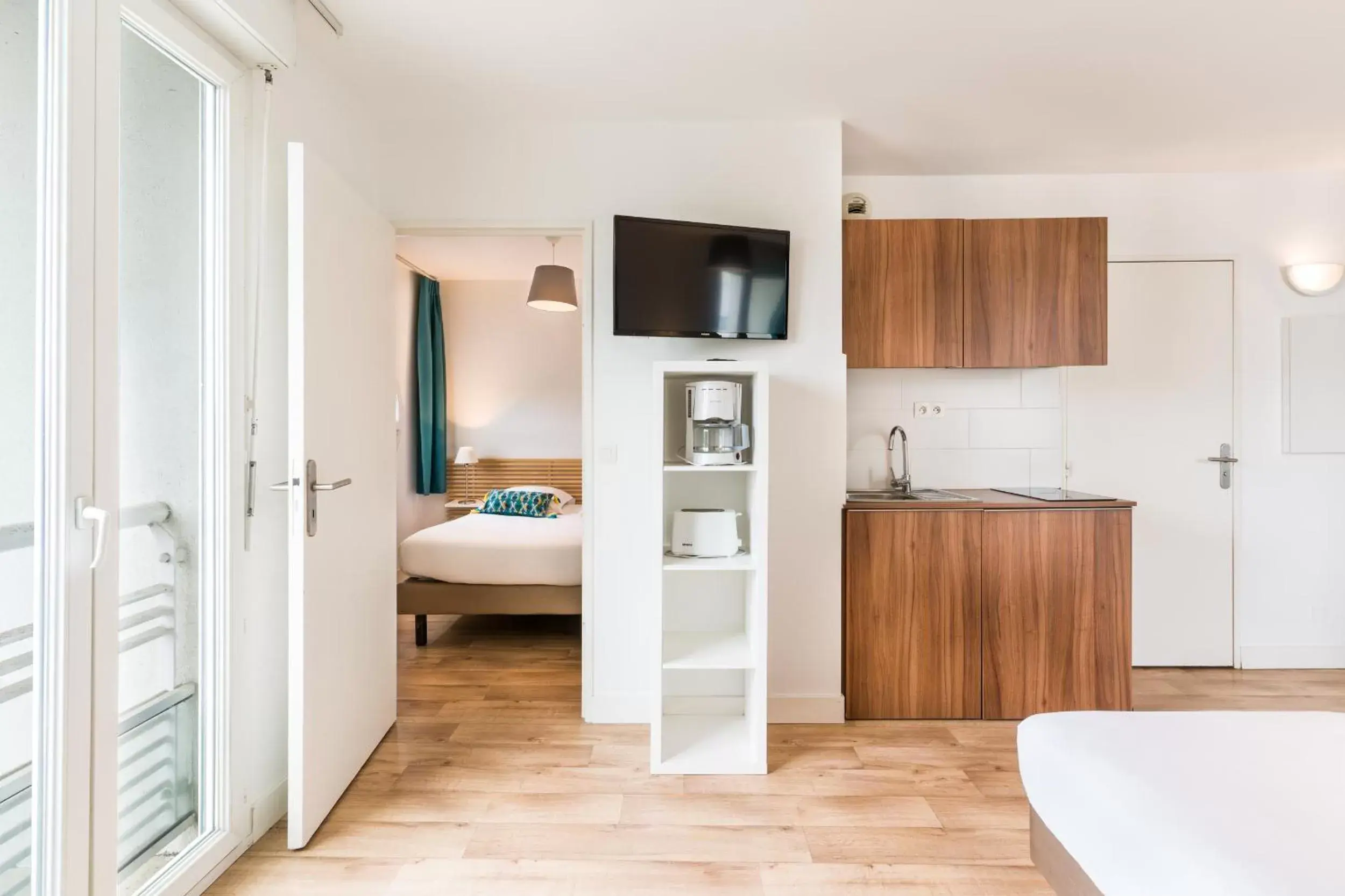 Bedroom, Kitchen/Kitchenette in Appart'hotel Victoria Garden Pau