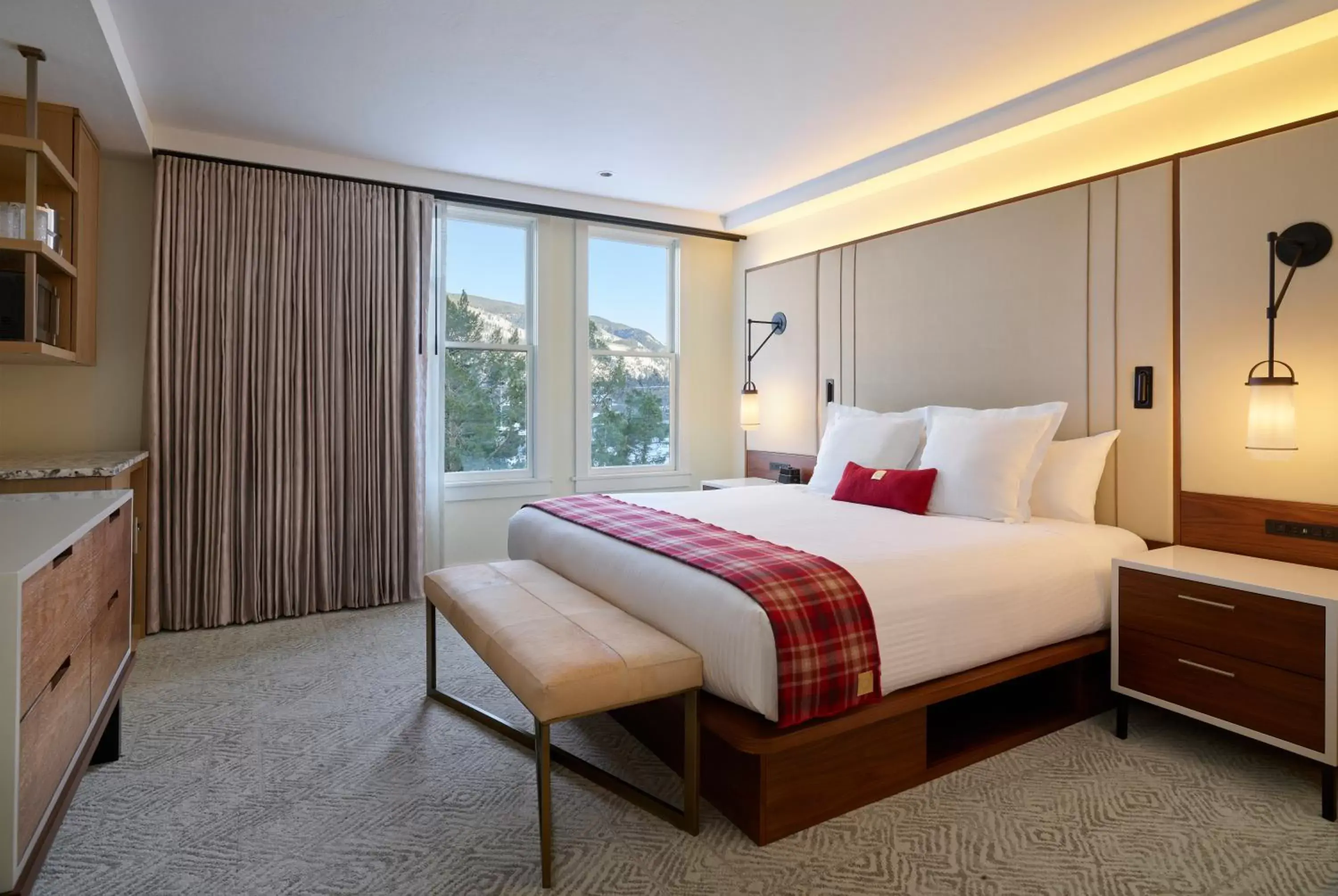 Bedroom, Bed in Limelight Hotel Aspen
