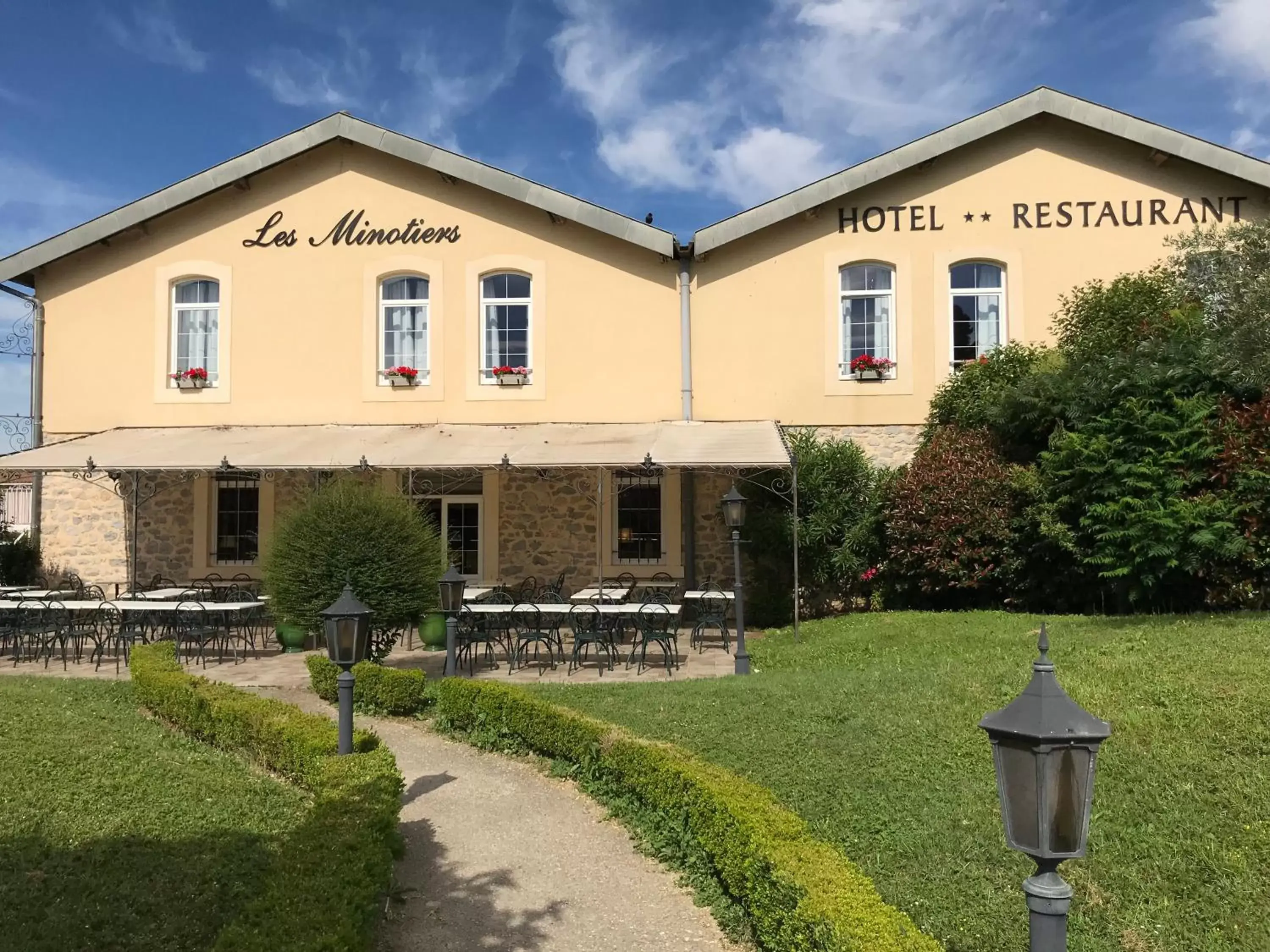 Property Building in Logis Hôtel restaurant Les Minotiers