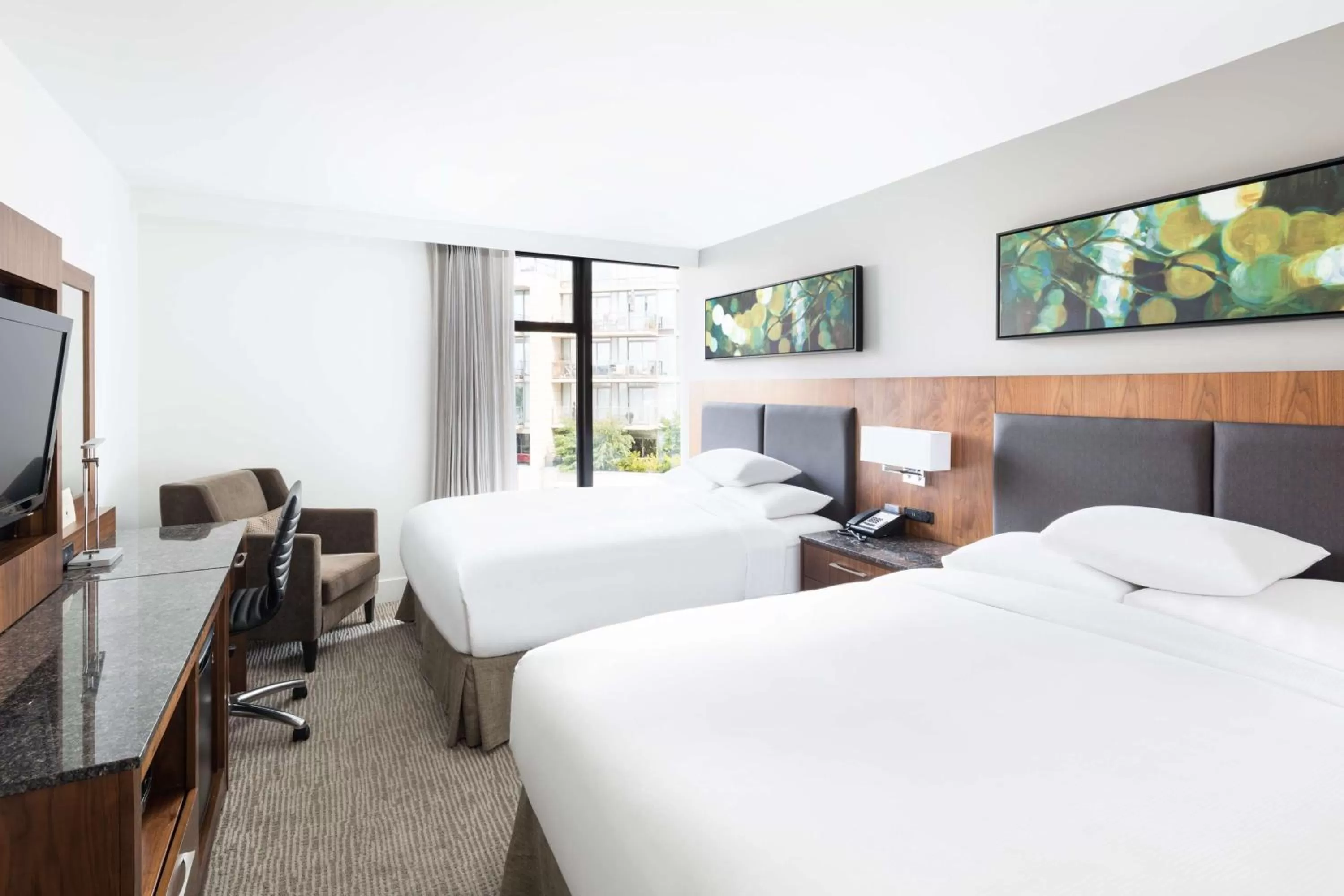 Bedroom, Bed in DoubleTree by Hilton Hotel & Suites Victoria