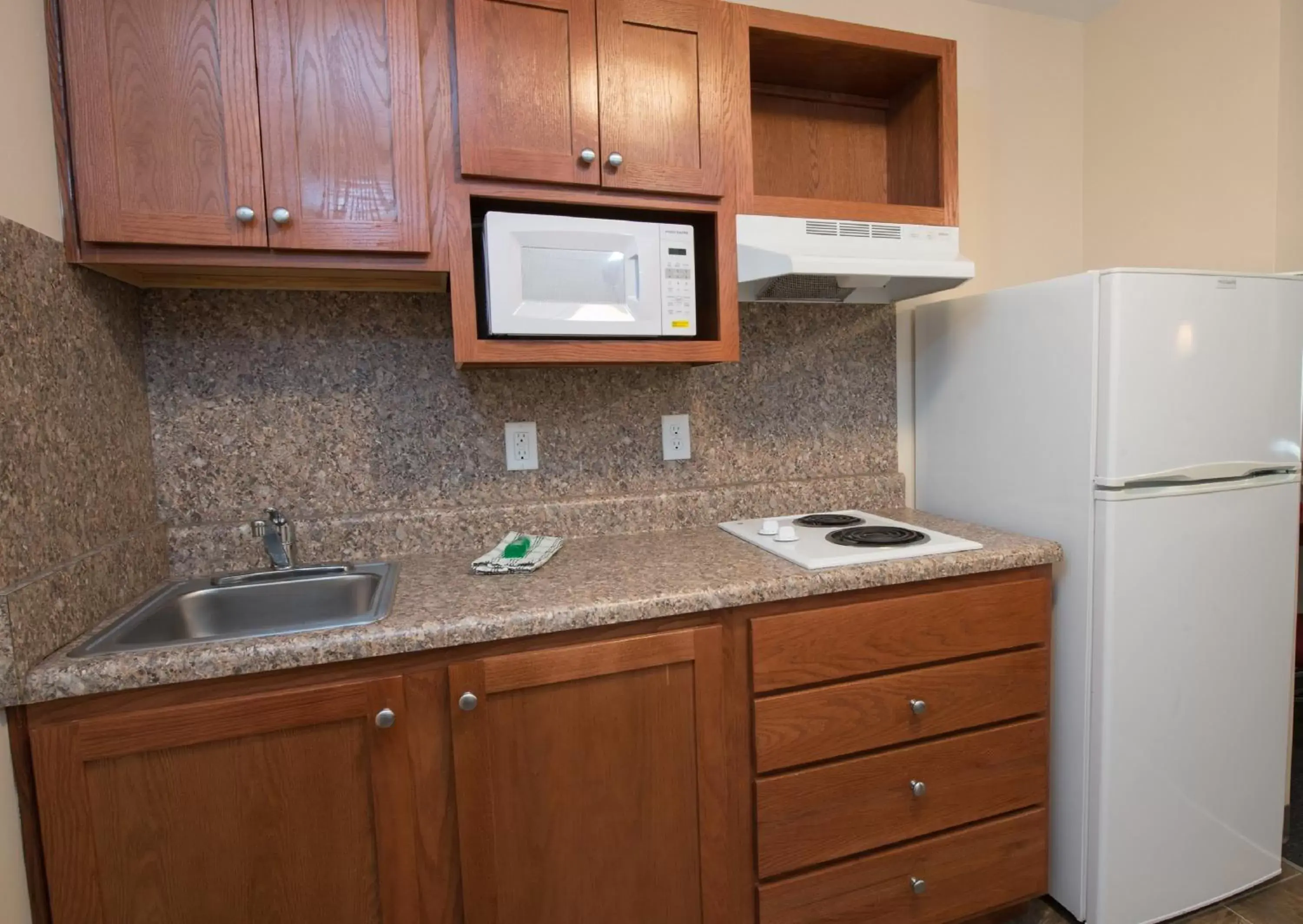 Photo of the whole room, Kitchen/Kitchenette in Red Roof Inn & Suites Dickinson