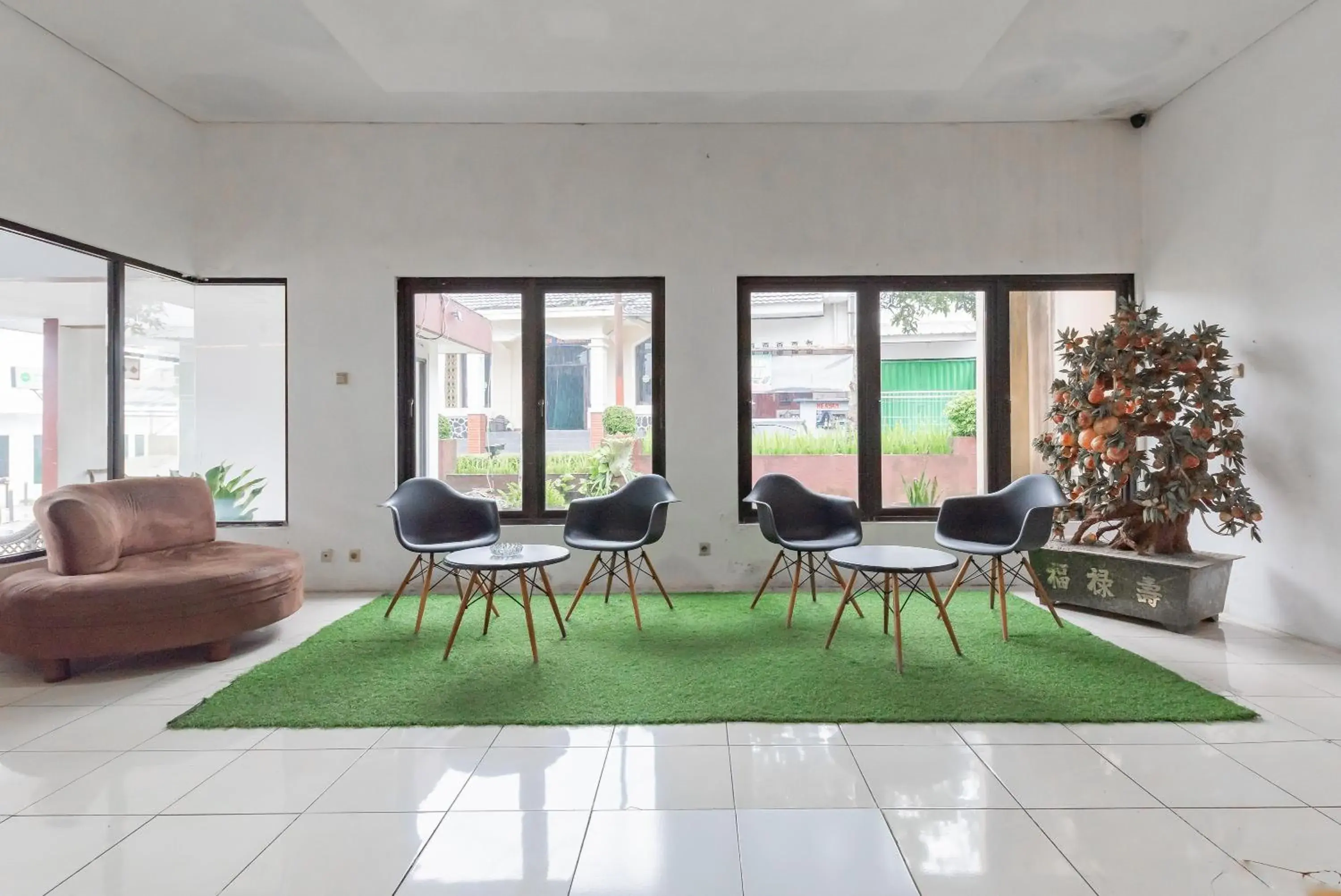 Property building in RedDoorz near Taman Kota Lapang Merdeka Sukabumi Property building in RedDoorz near Taman Kota Lapang Merdeka Sukabumi