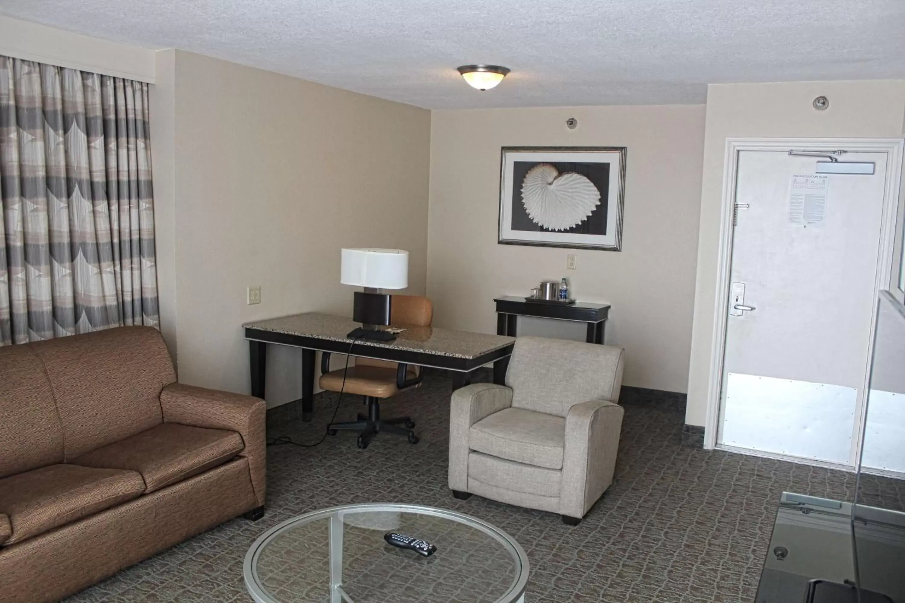 Living room, Seating Area in Radisson Suite Hotel Oceanfront