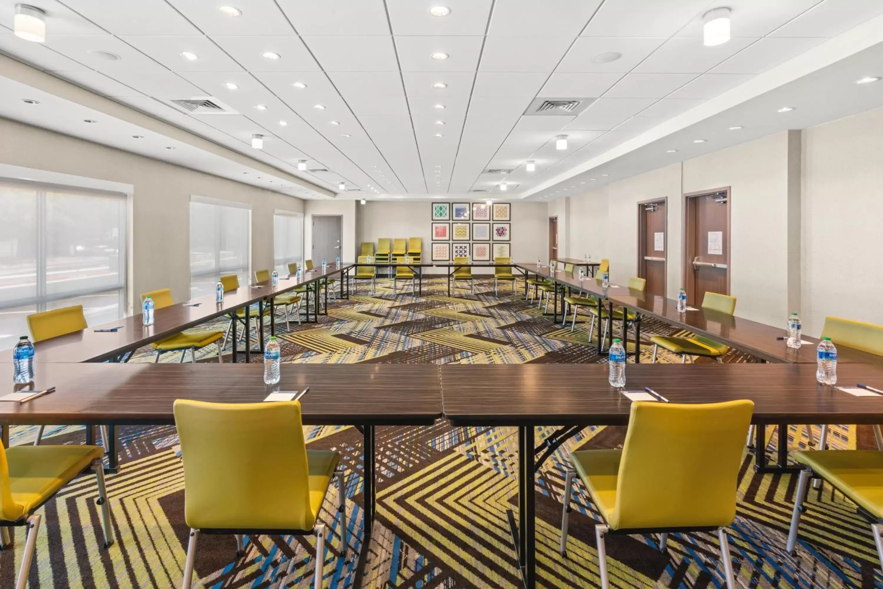 Meeting/conference room, Restaurant/Places to Eat in Holiday Inn Express Hotel & Suites Willows, an IHG Hotel