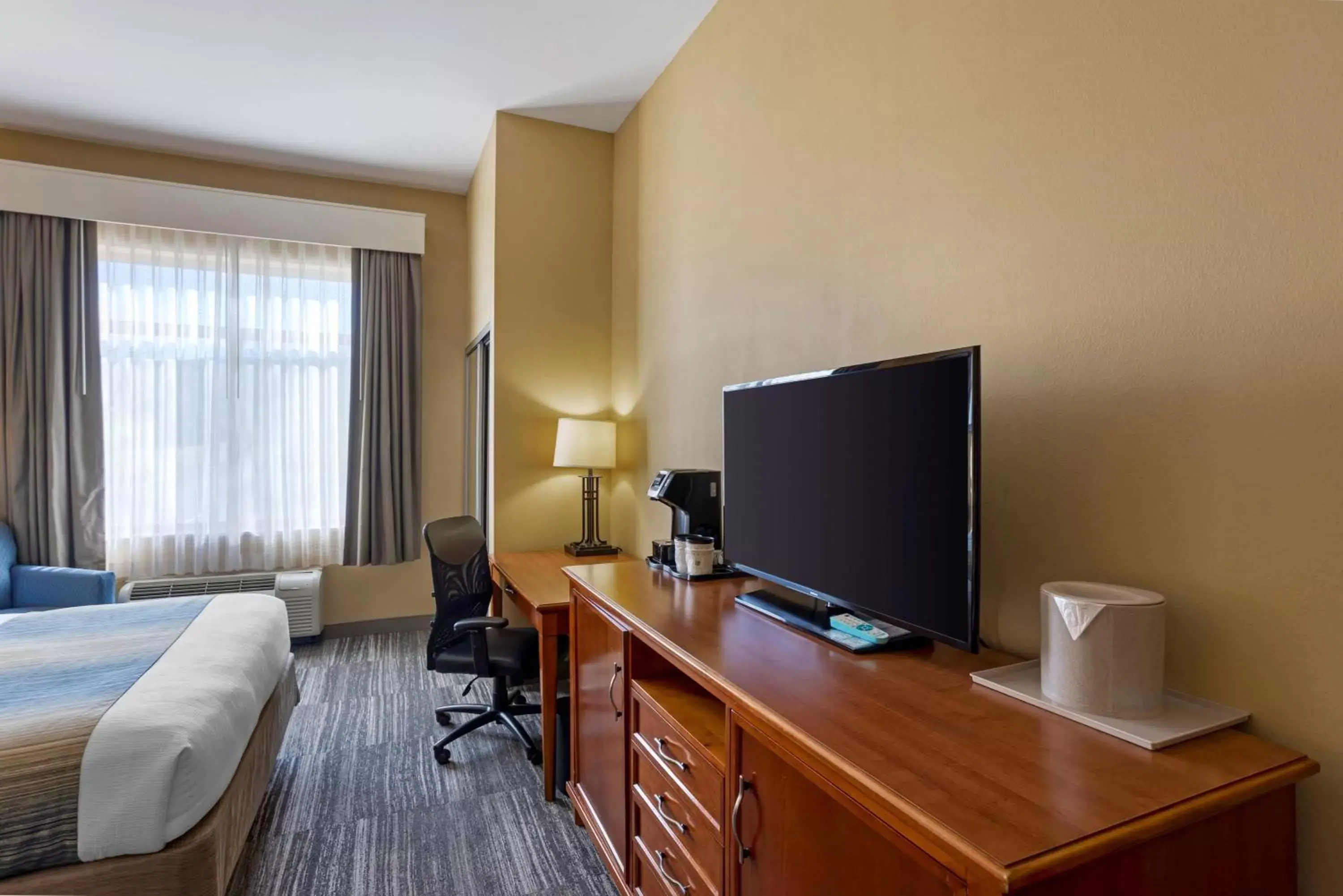Bedroom, TV/Entertainment Center in Best Western PLUS University Park Inn & Suites