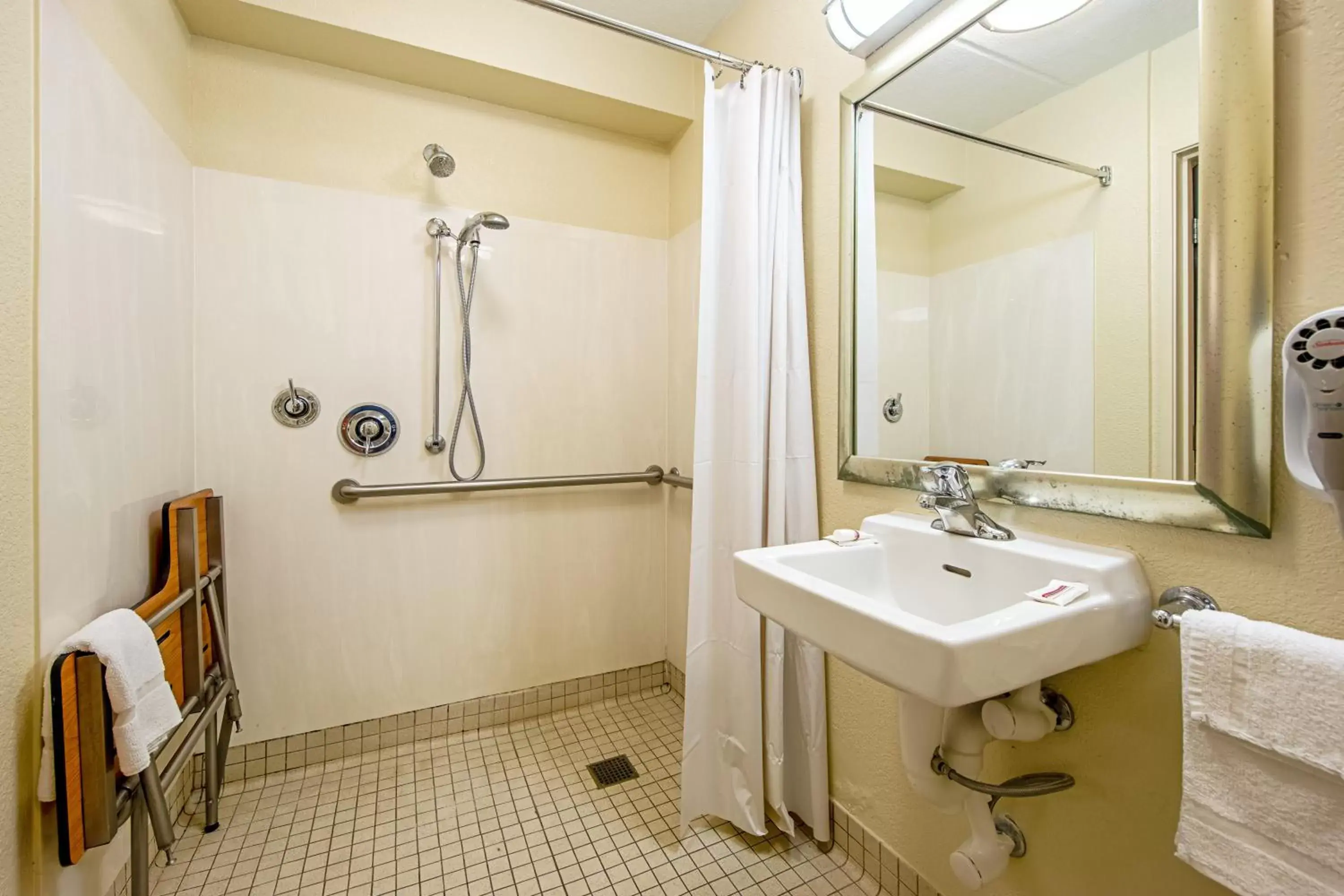 Photo of the whole room, Bathroom in Red Roof Inn Johnson City