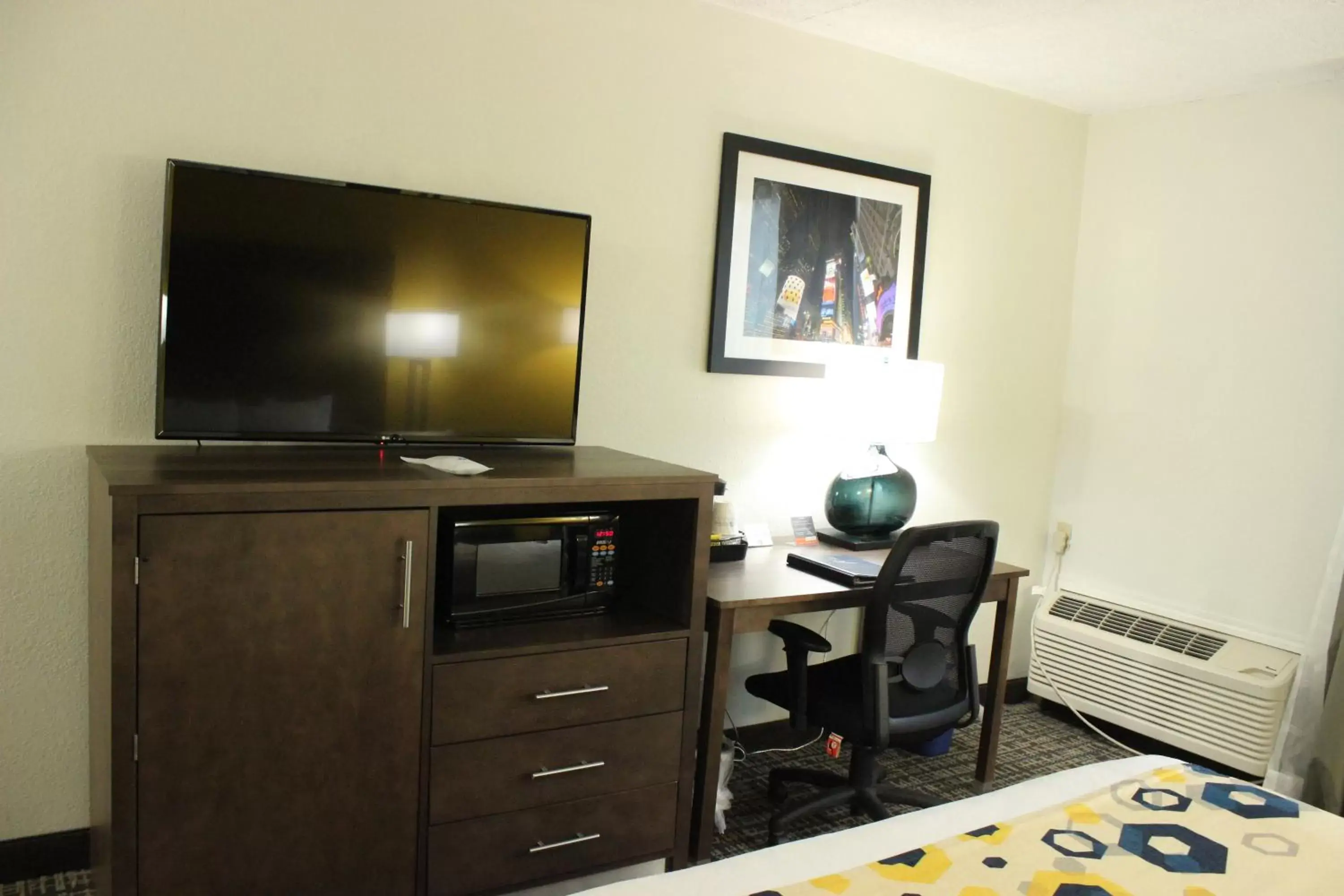 TV and multimedia, TV/Entertainment Center in Best Western Inn at Ramsey