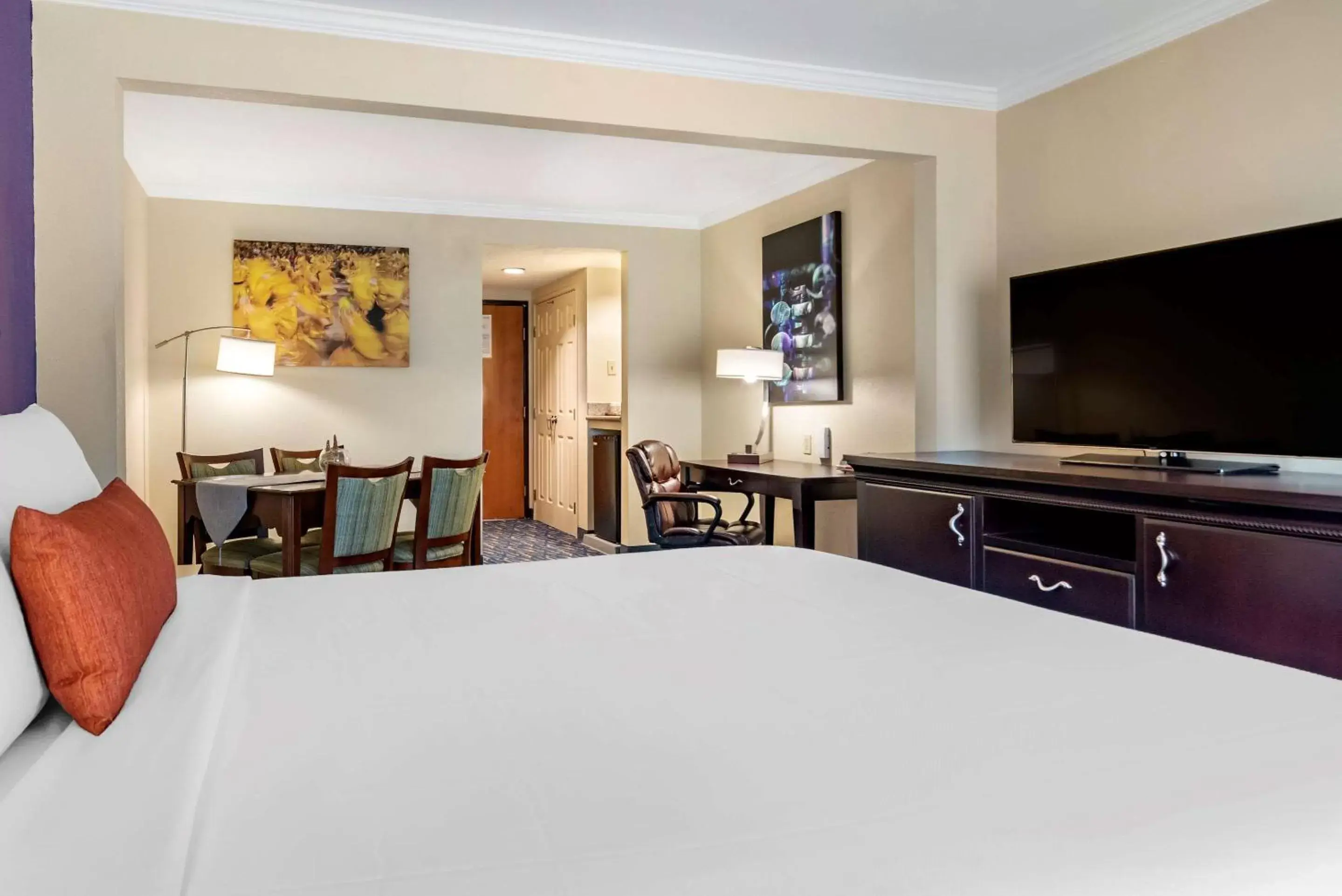 Photo of the whole room, TV/Entertainment Center in Comfort Inn & Suites New Orleans Airport North