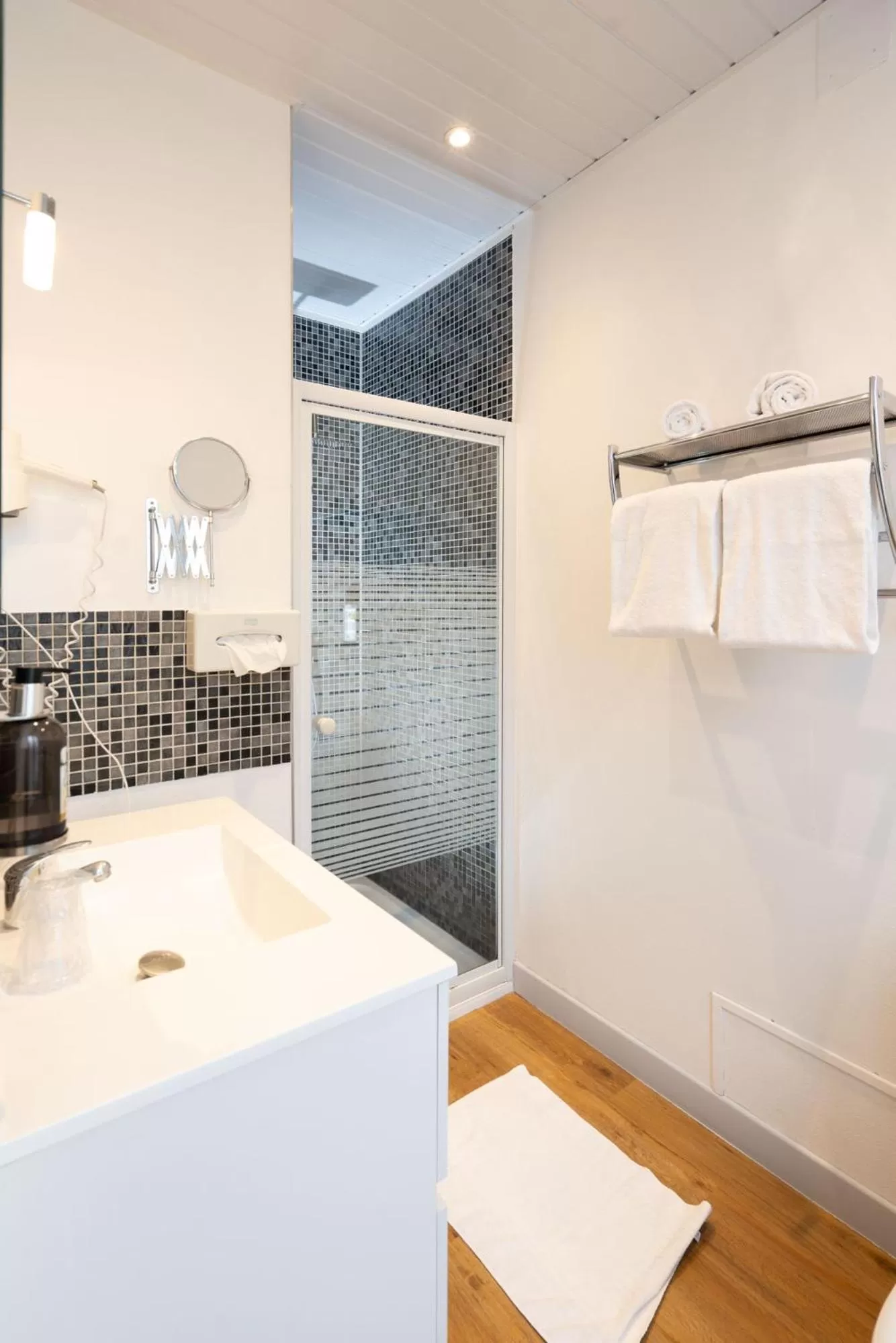 Shower in Logis Central Hôtel - Restaurant & Spa