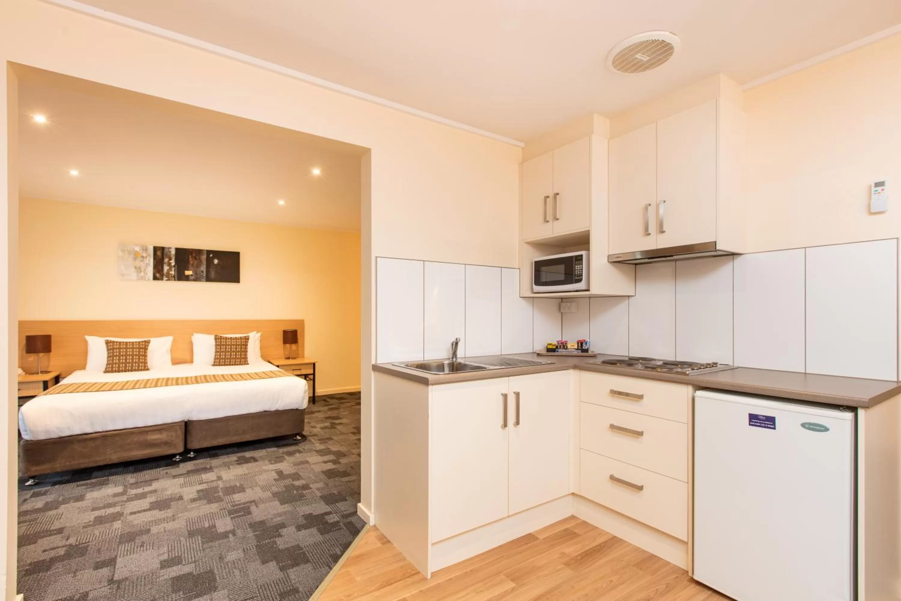 Kitchen or kitchenette, Bed in Mildura Inlander Resort