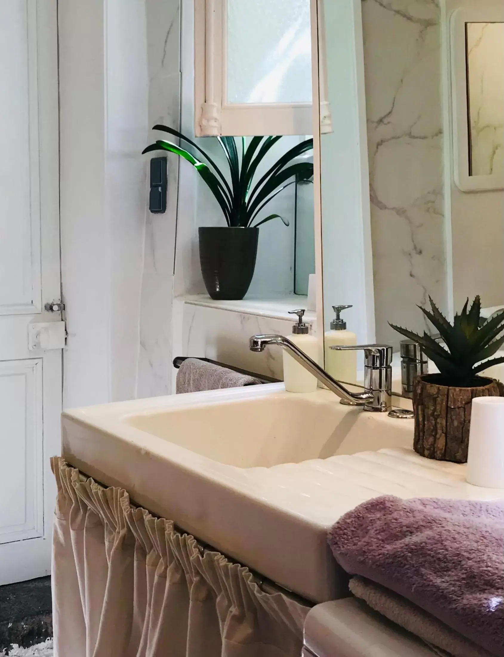 Bathroom in La Maison des Roses