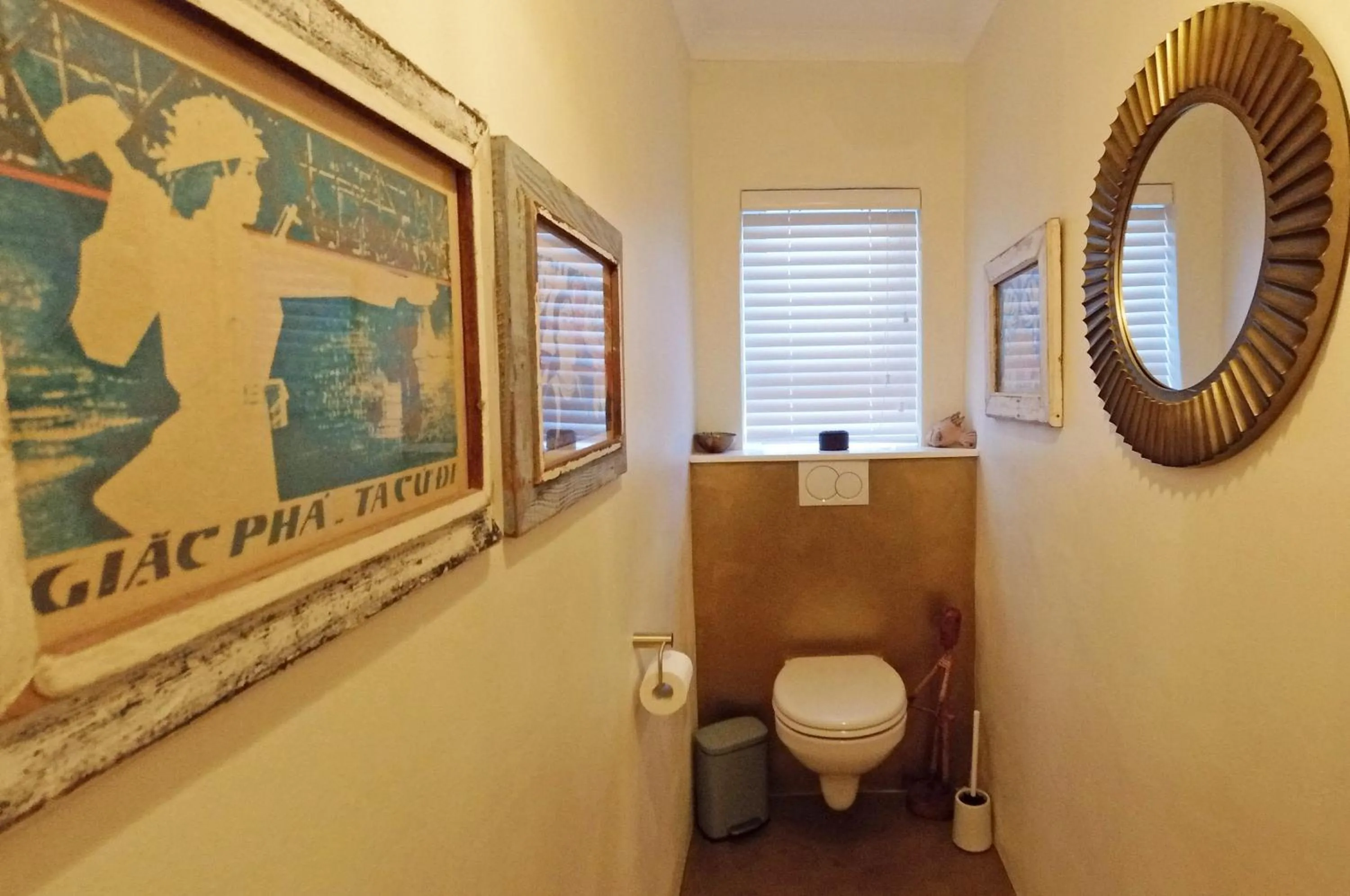 Toilet in Dolphin Inn Guesthouse