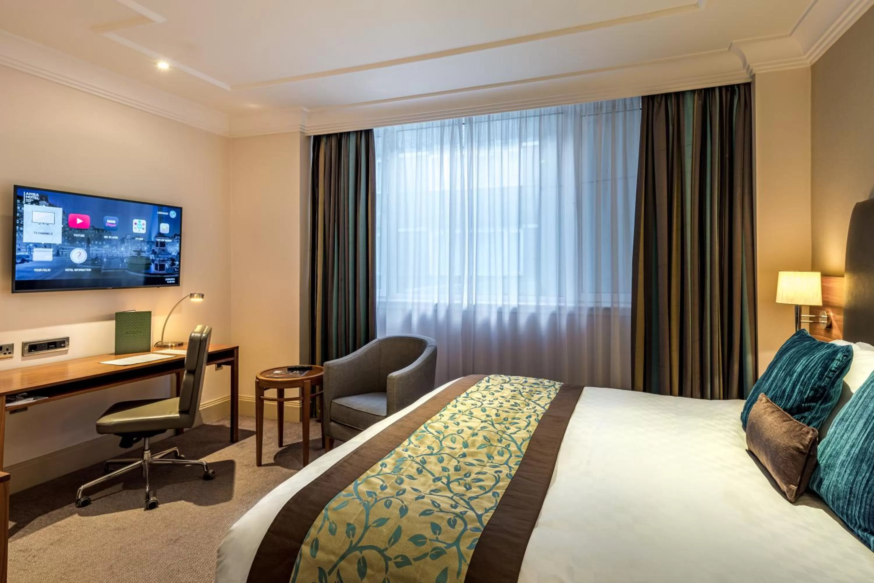 TV and multimedia, Bed in The Marble Arch Hotel, by Thistle