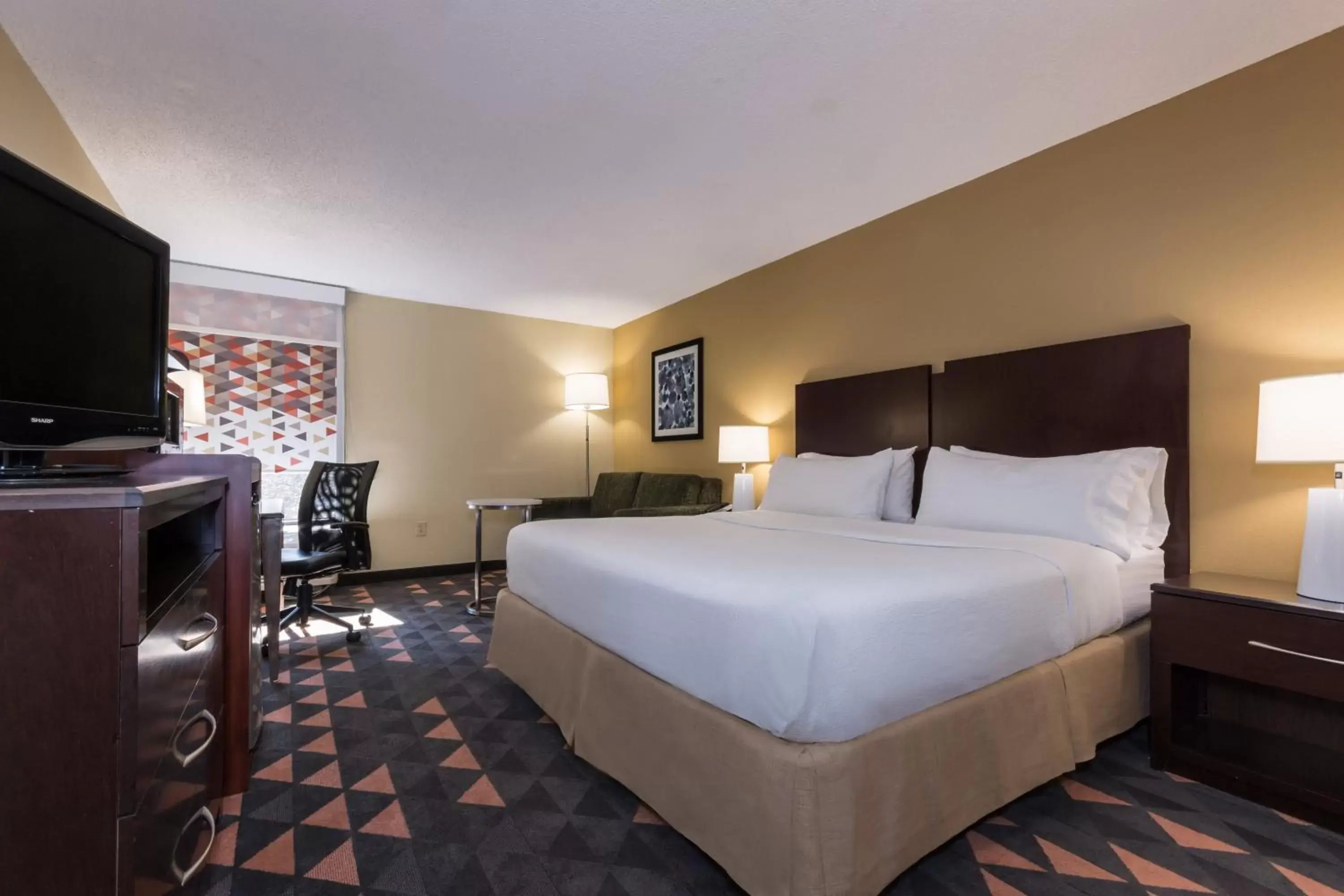 Bedroom, Bed in Holiday Inn Lumberton, an IHG Hotel