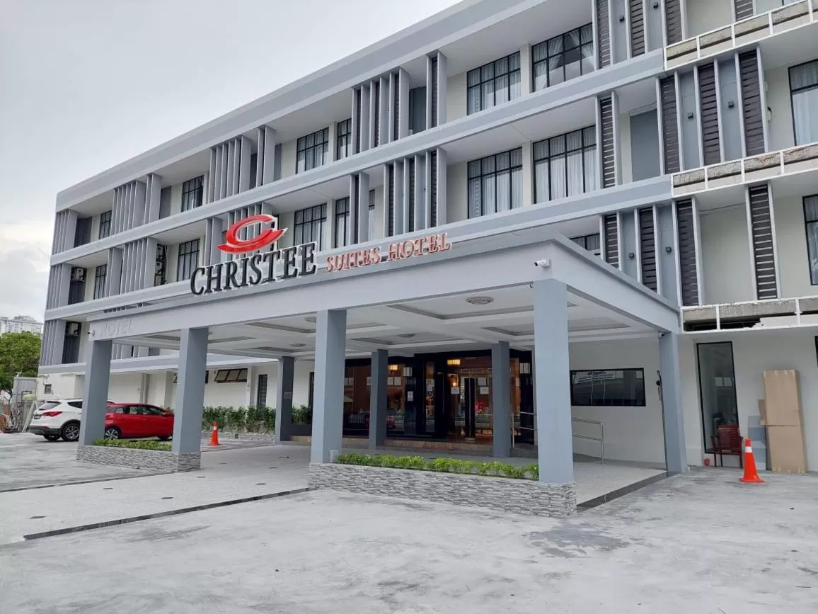 Property building in CHRISTEE SUITES HOTEL