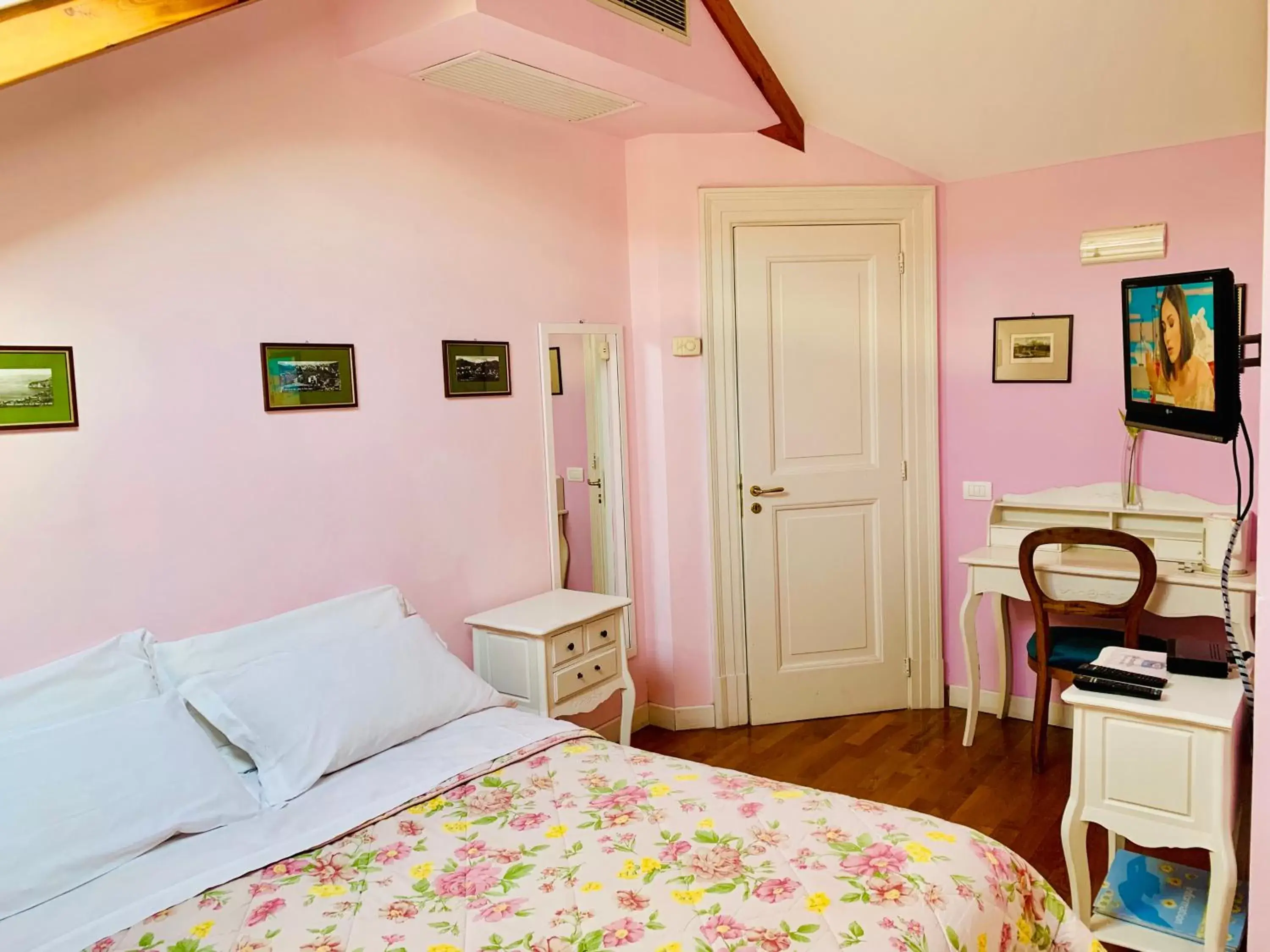 Photo of the whole room, Bed in The Secret Garden Relais