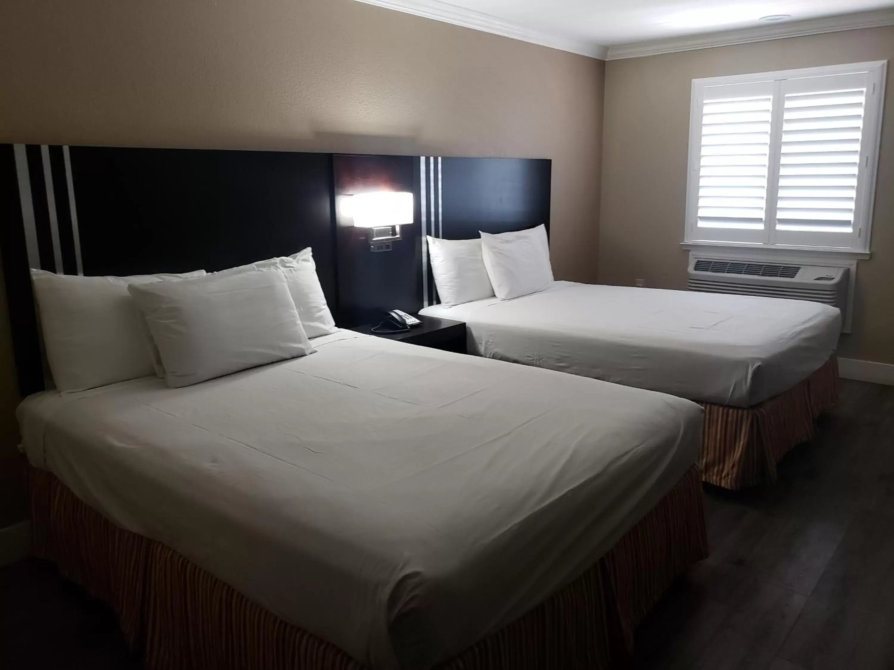 Bed in Fairview Inn & Suites