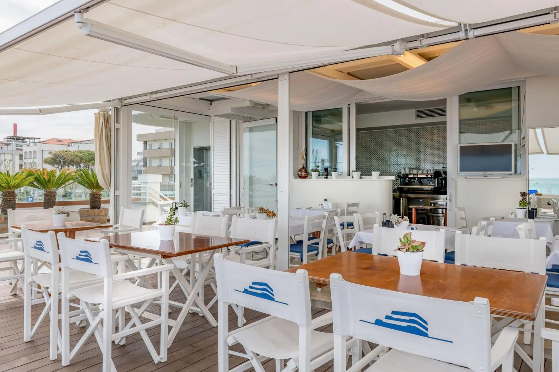 Restaurant/places to eat in T-Suite Hotel