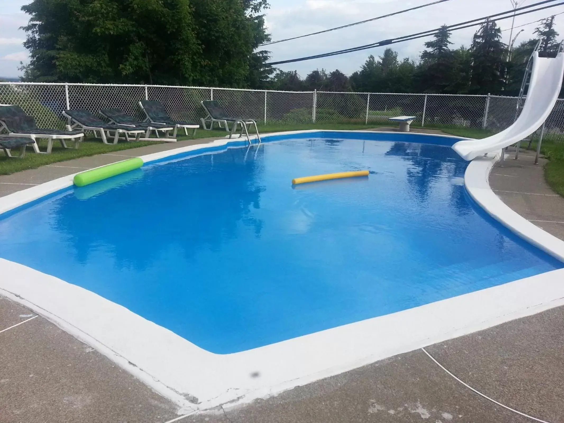 Swimming Pool in Motel Le Voyageur