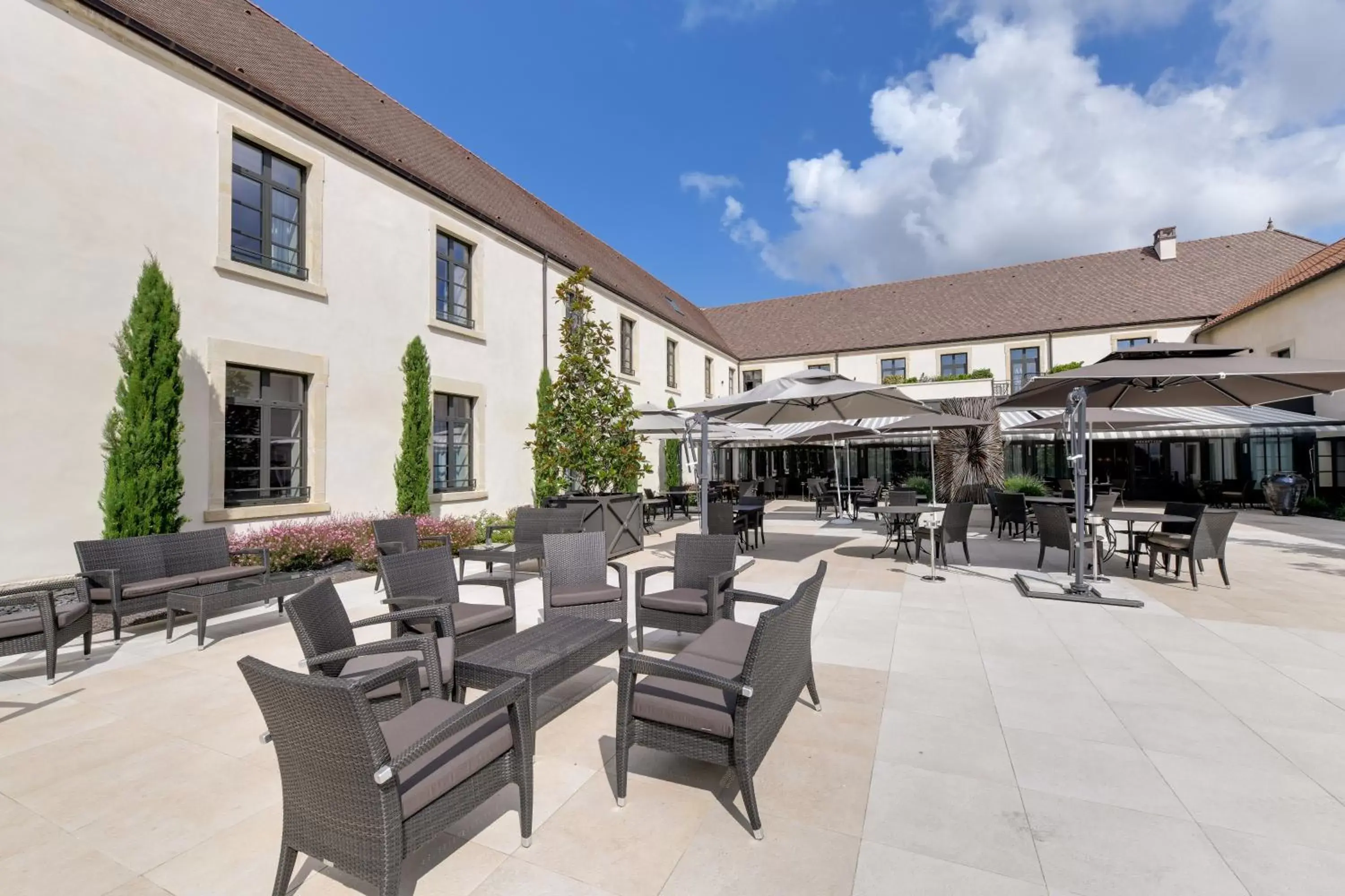 Patio, Restaurant/Places to Eat in Hôtel & Spa Les Sept Fontaines Best Western Premier