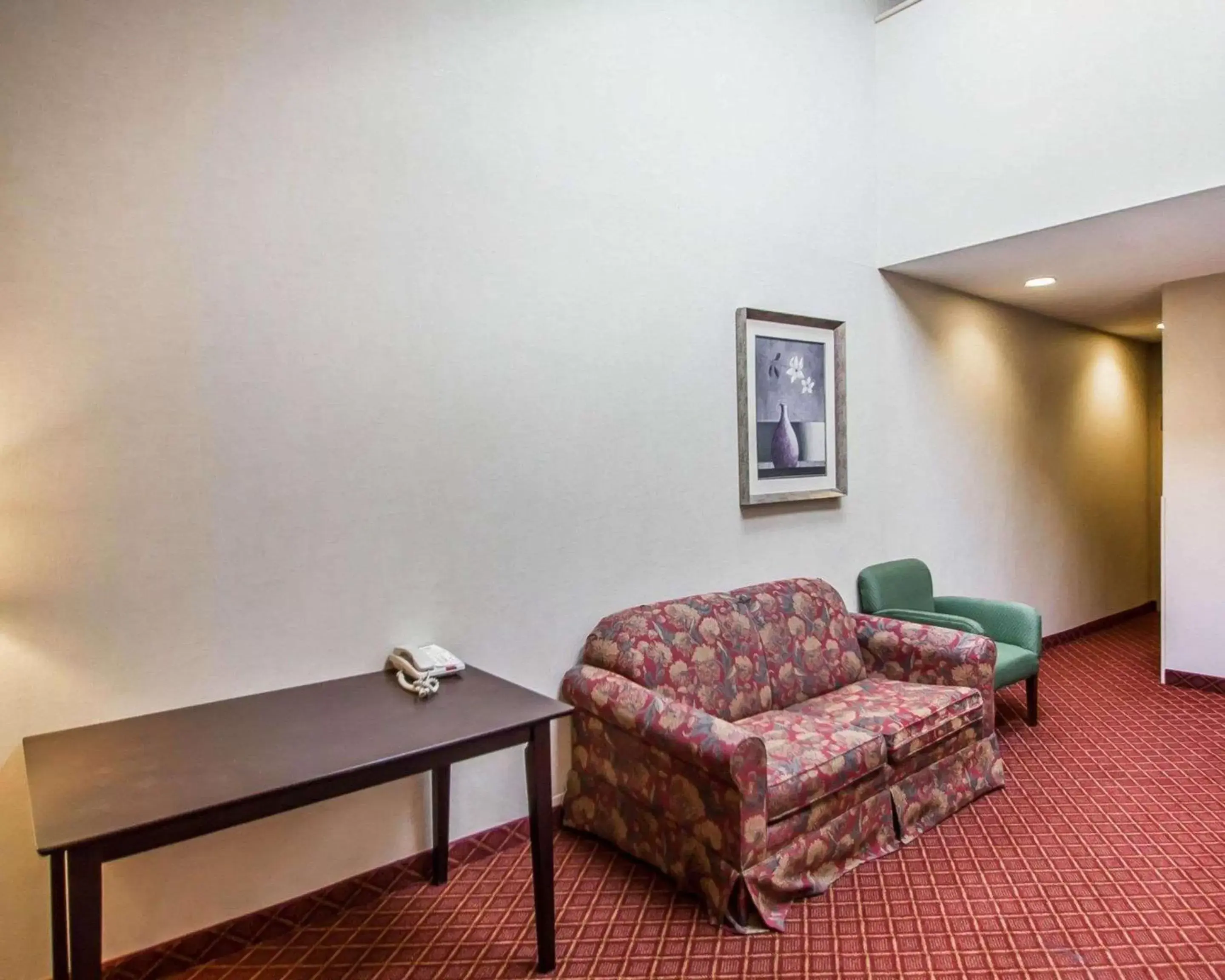 Photo of the whole room, Seating Area in Americas Best Value Inn Torrington, CT