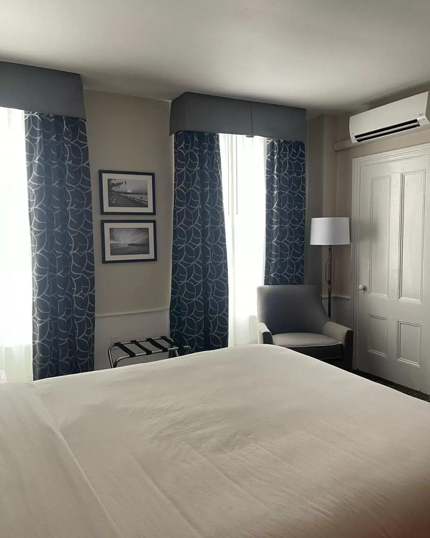 Bed in Essex Street Inn & Suites, Ascend Hotel Collection