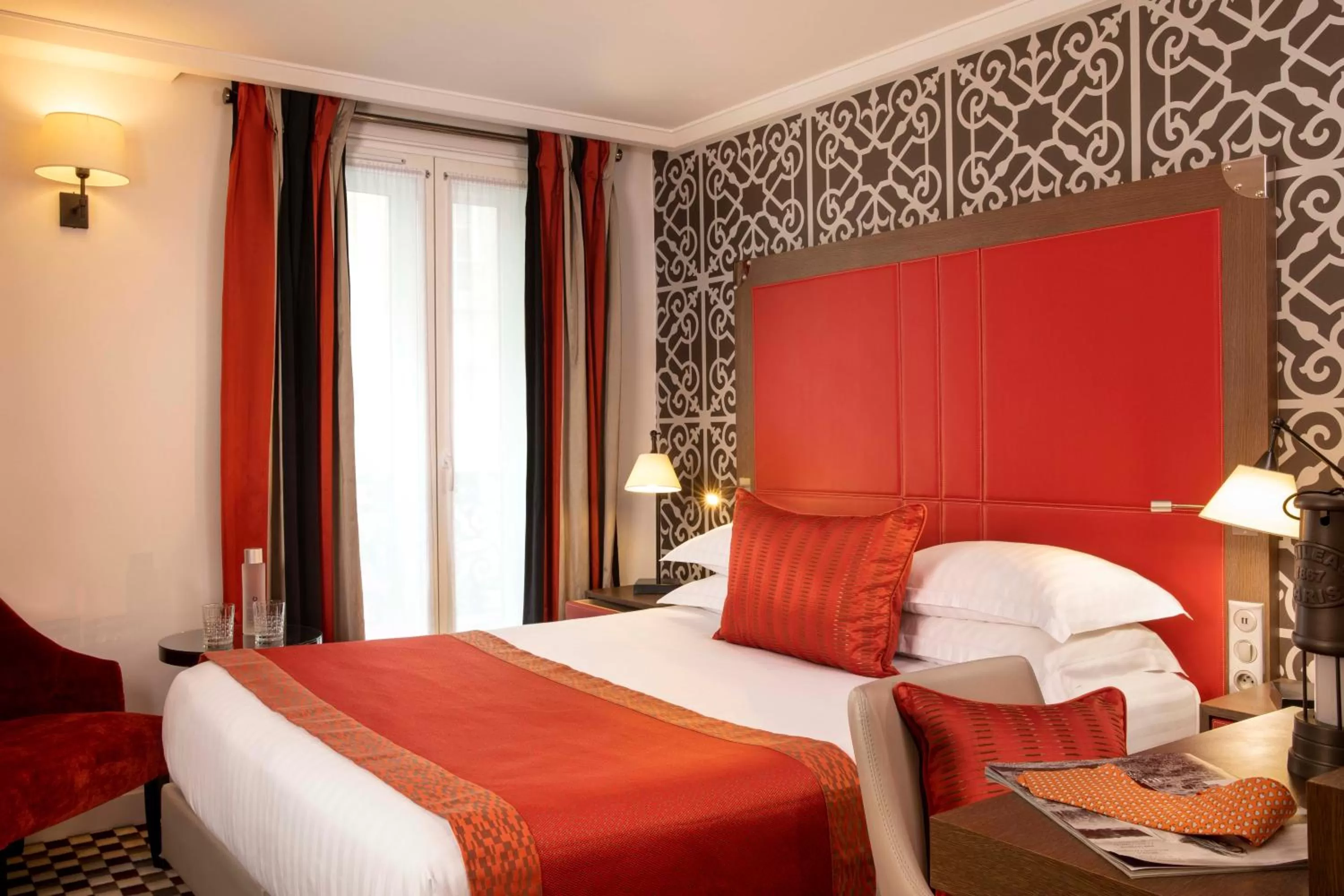 Bedroom, Bed in Hotel Phileas Lazare & Spa - Opera