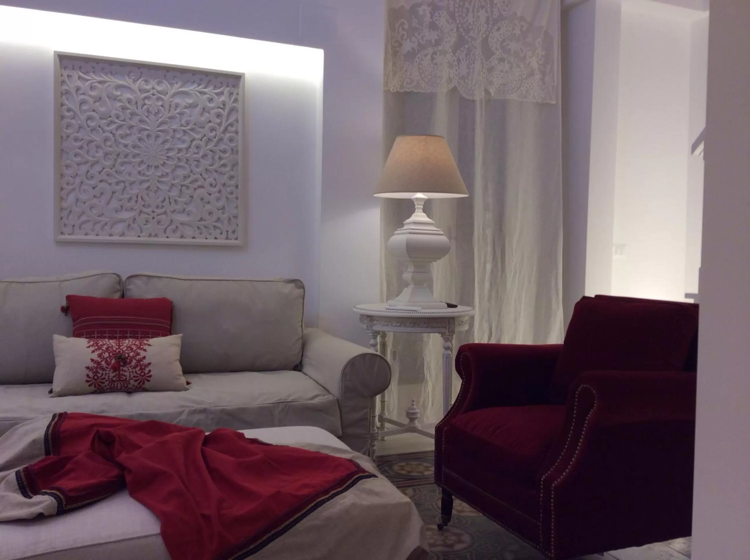 Seating area, Bed in Suite Le Perle