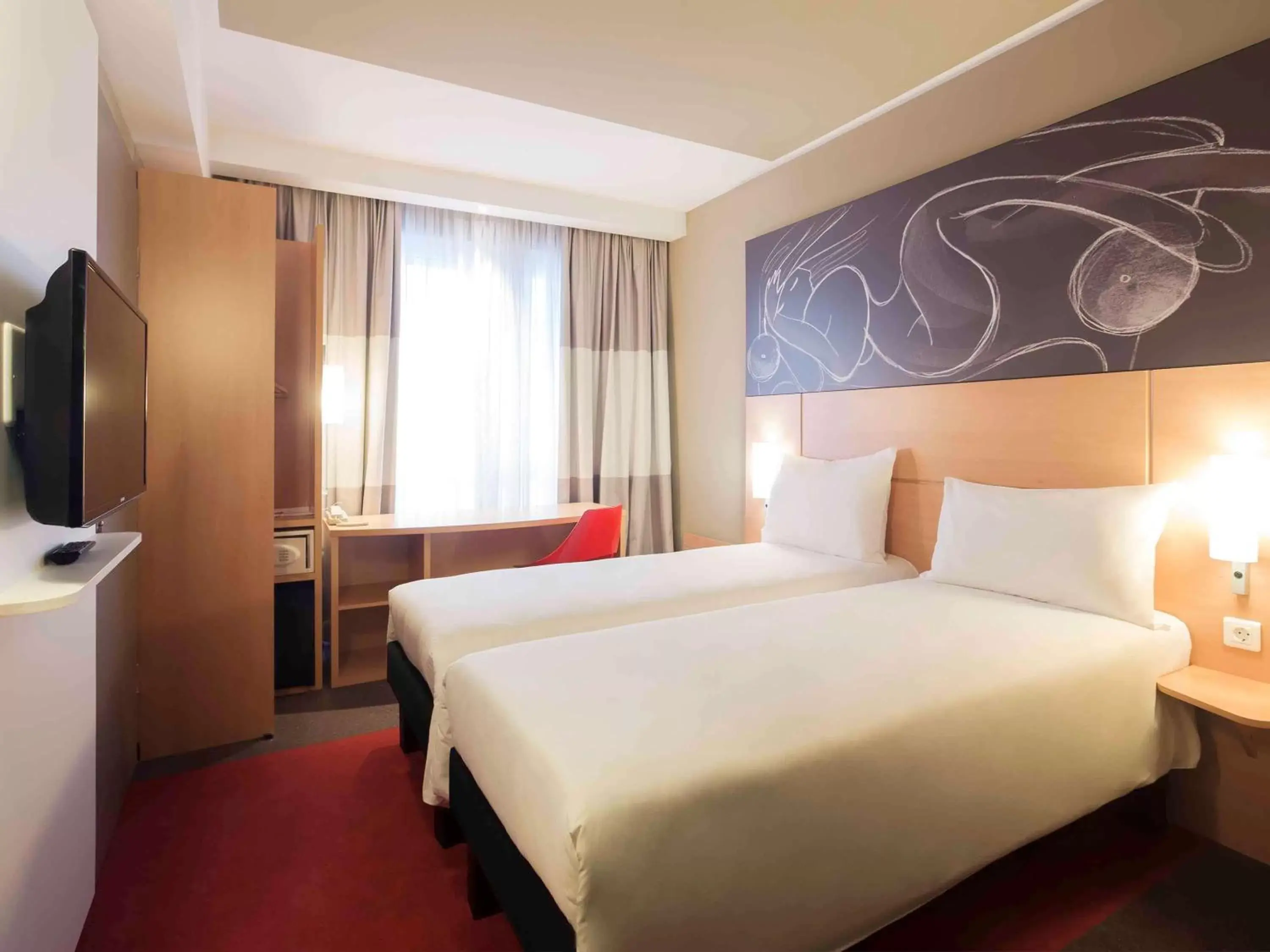 Photo of the whole room, Bed in ibis Yerevan Center