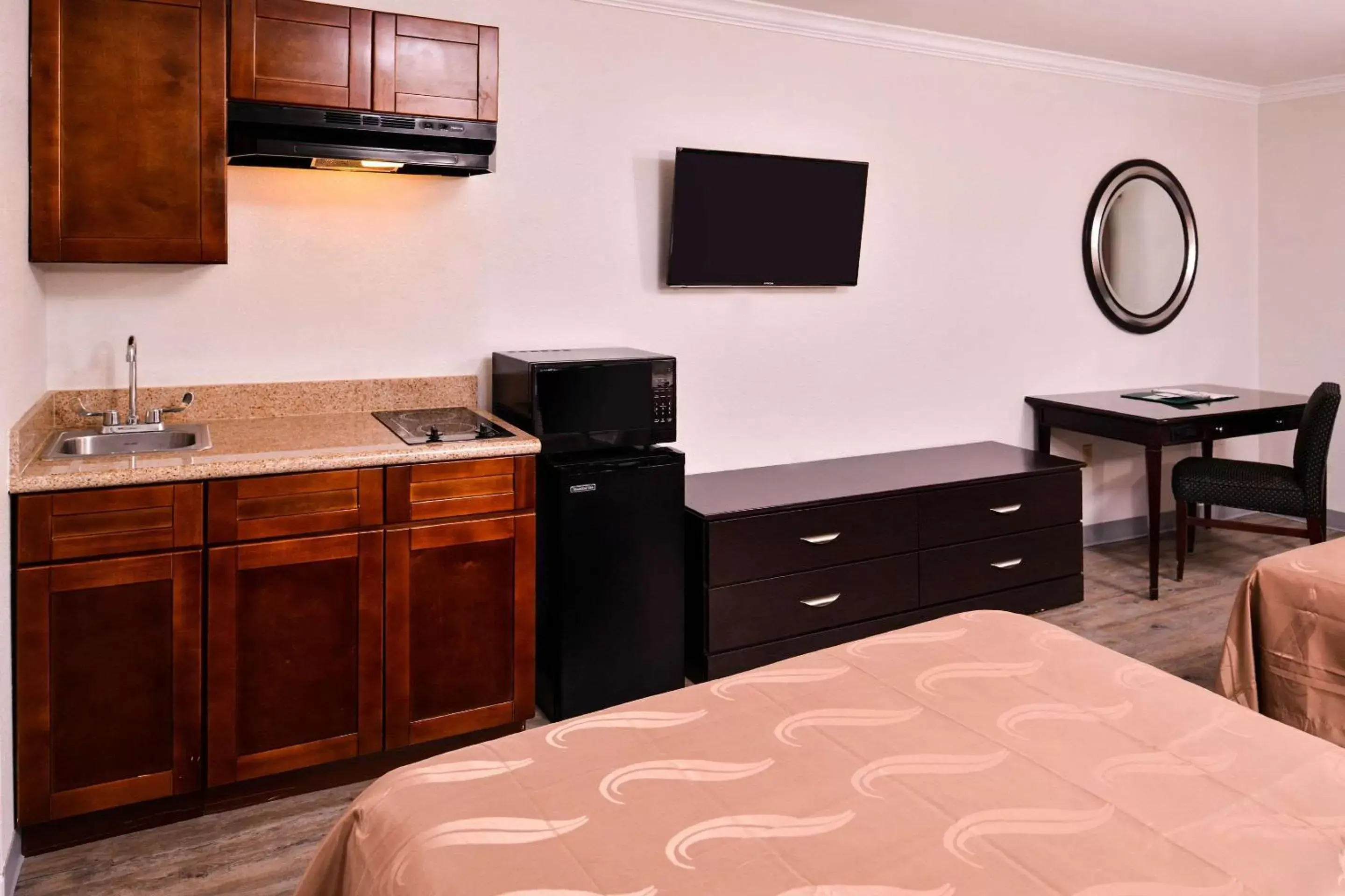 Photo of the whole room, TV/Entertainment Center in Quality Inn and Suites Beaumont