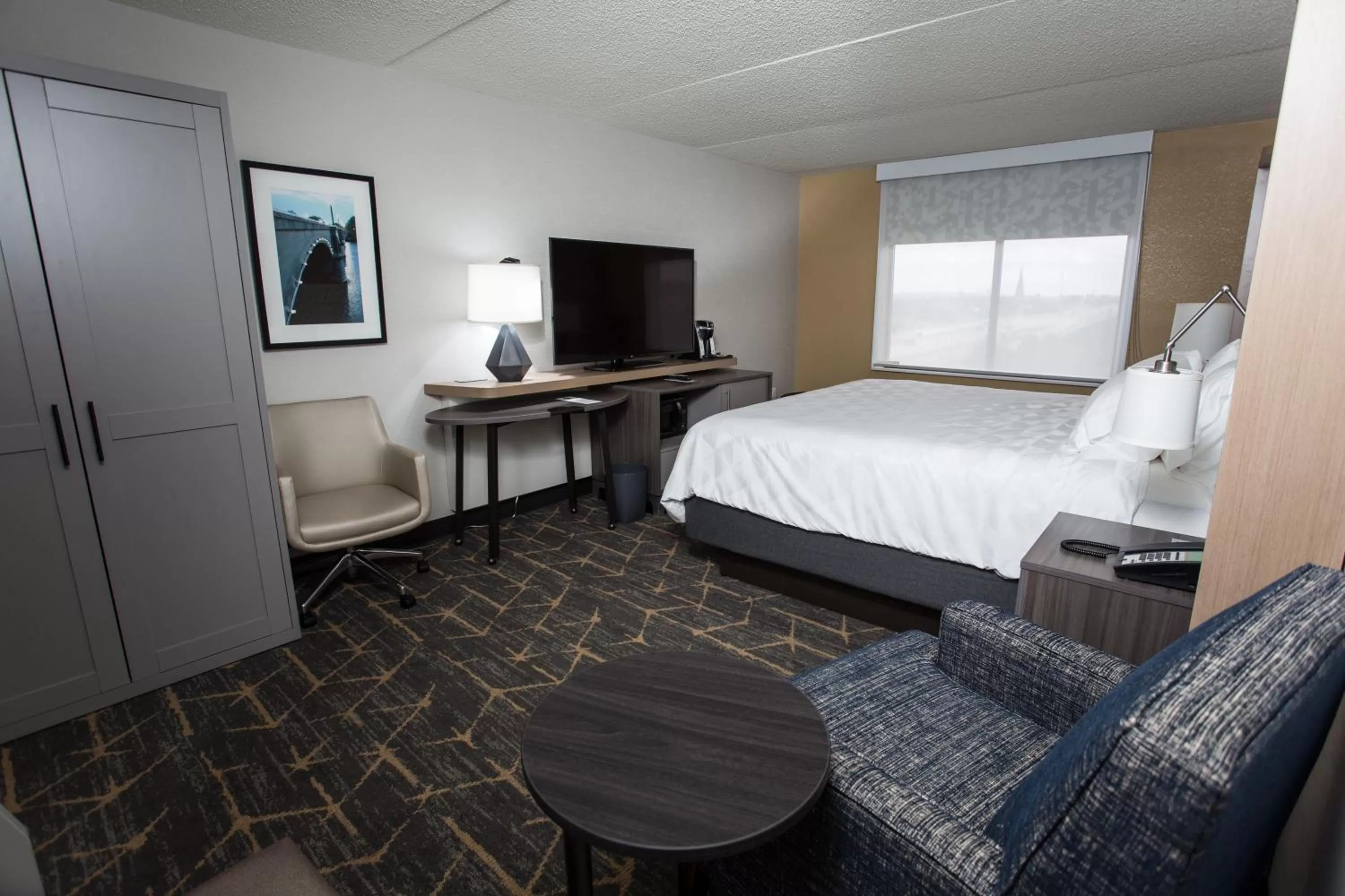 Photo of the whole room, Bed in Holiday Inn Grand Rapids Downtown by IHG