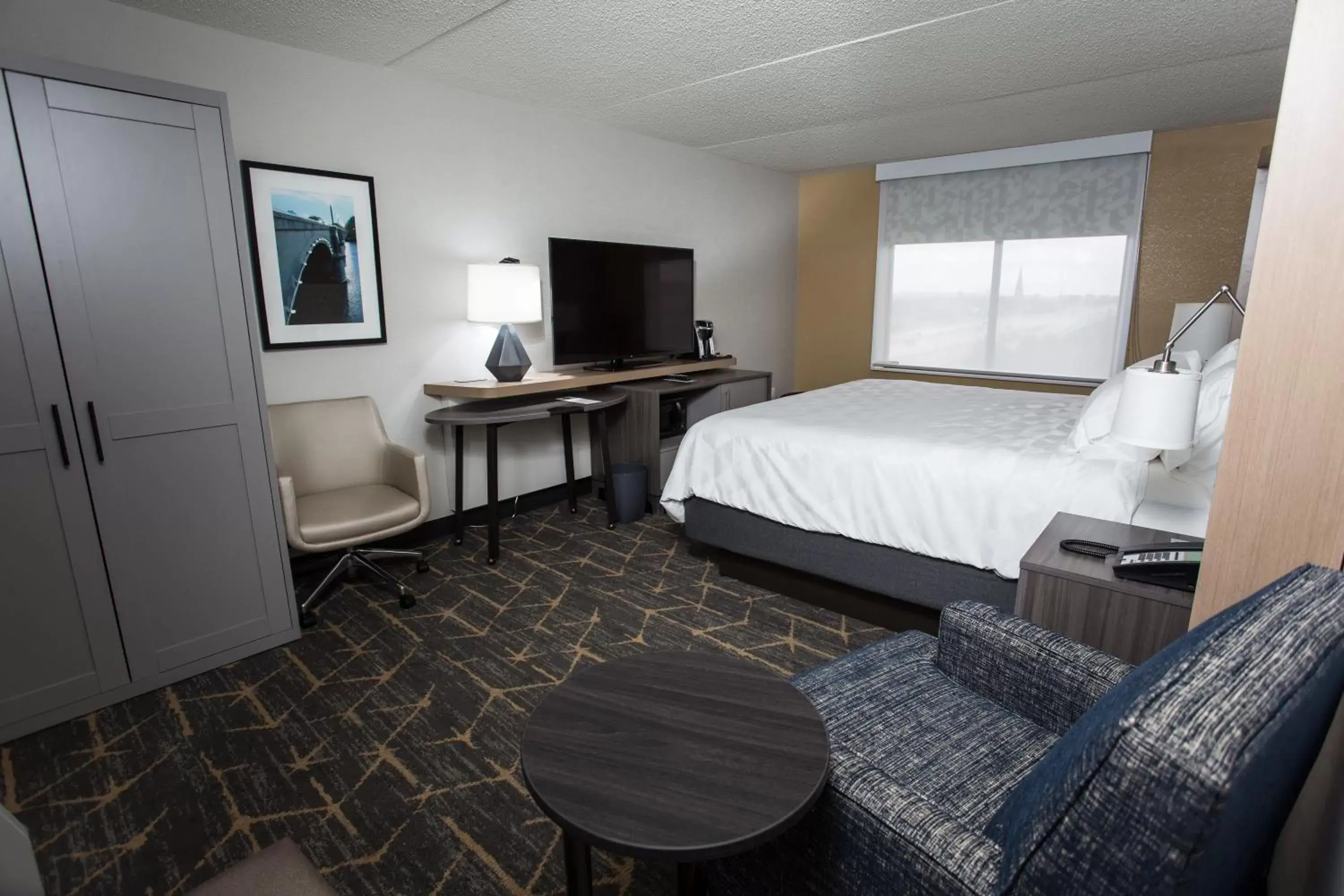 Photo of the whole room, TV/Entertainment Center in Holiday Inn Grand Rapids Downtown, an IHG Hotel