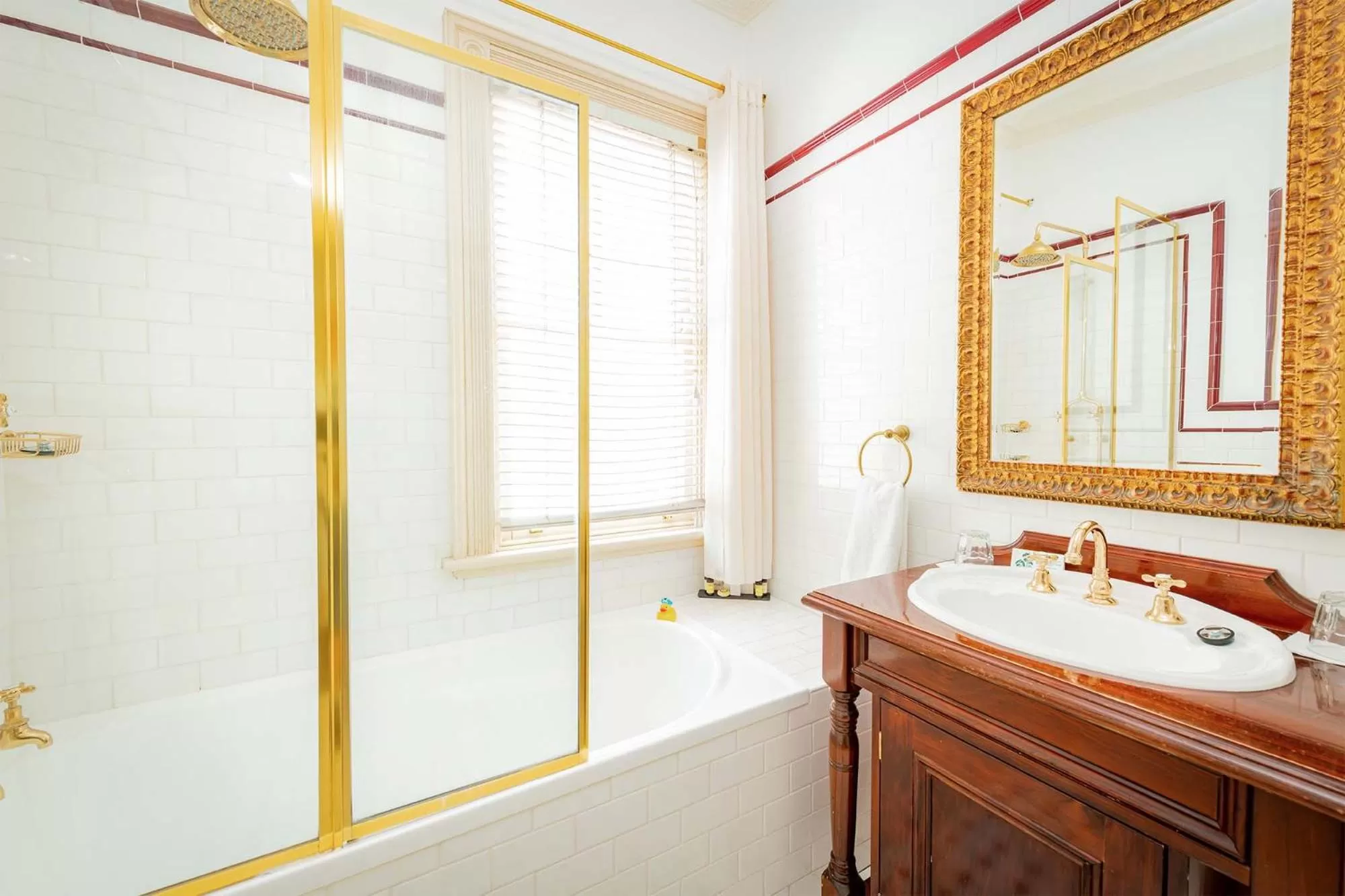 Bathroom in Cobb & Co Court Boutique Hotel