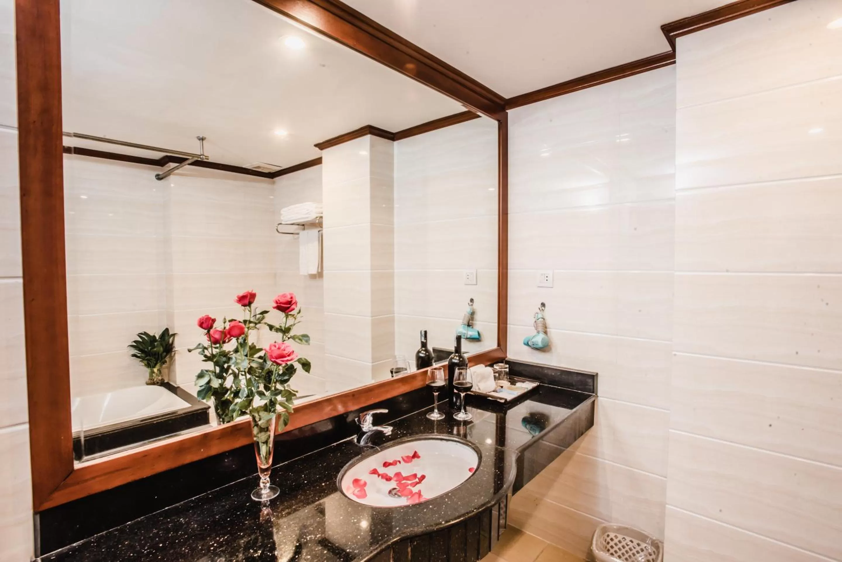 Bathroom in HANZ Sunny 2 Hotel Hanoi