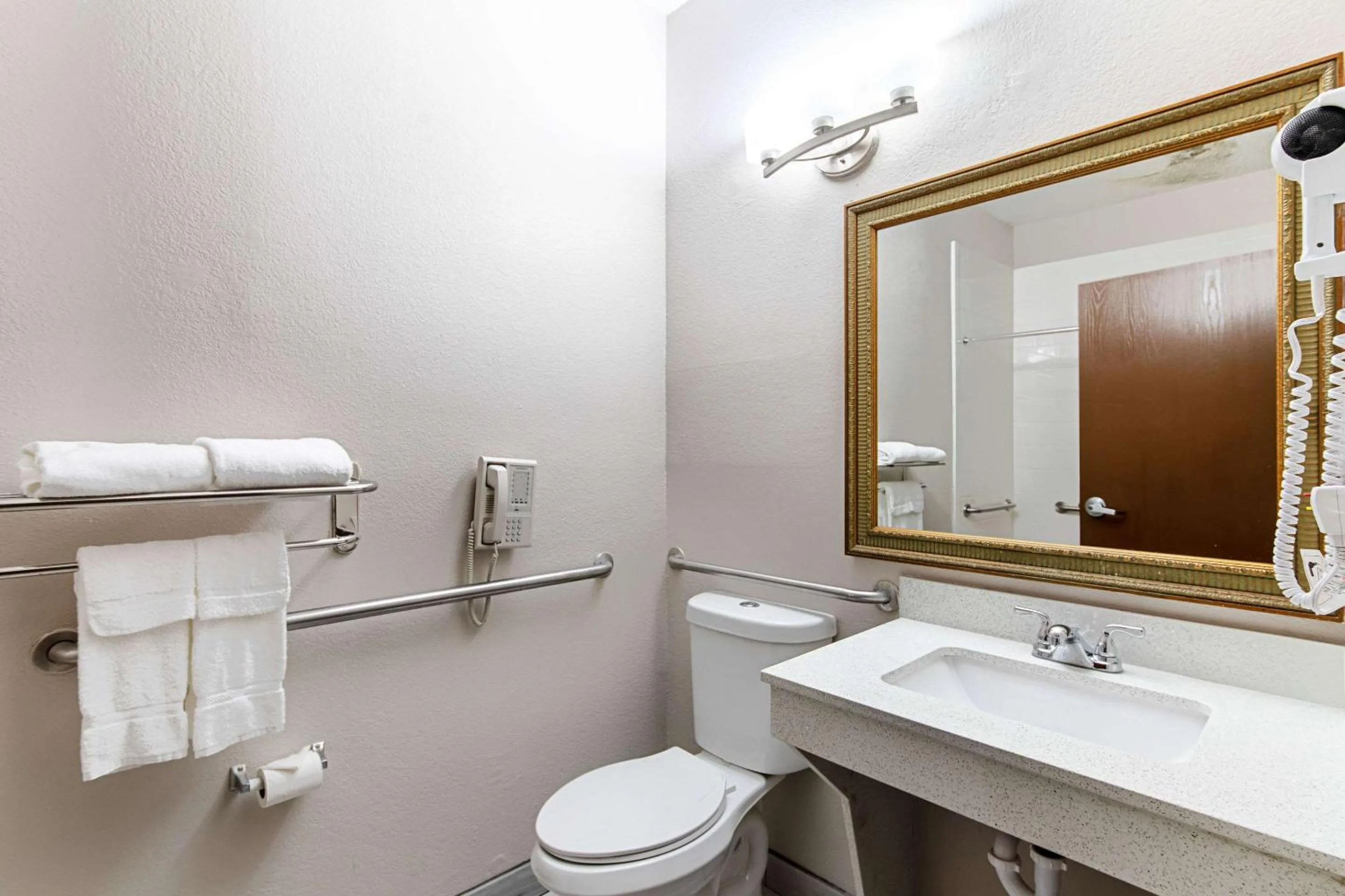 Bedroom in Quality Suites Austin South Street Elmo District