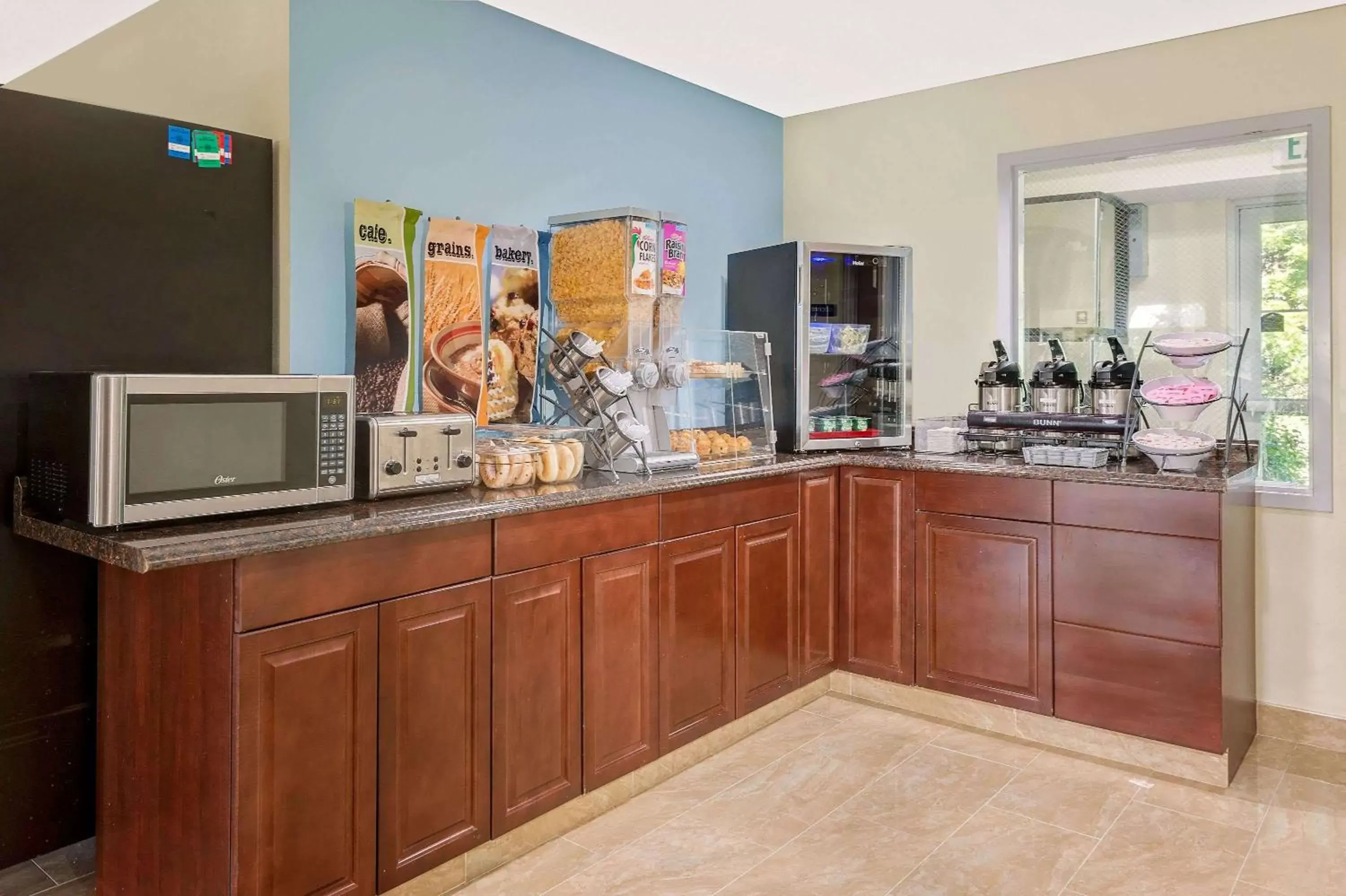 Restaurant/places to eat, Kitchen/Kitchenette in Microtel Inn and Suites Hagerstown