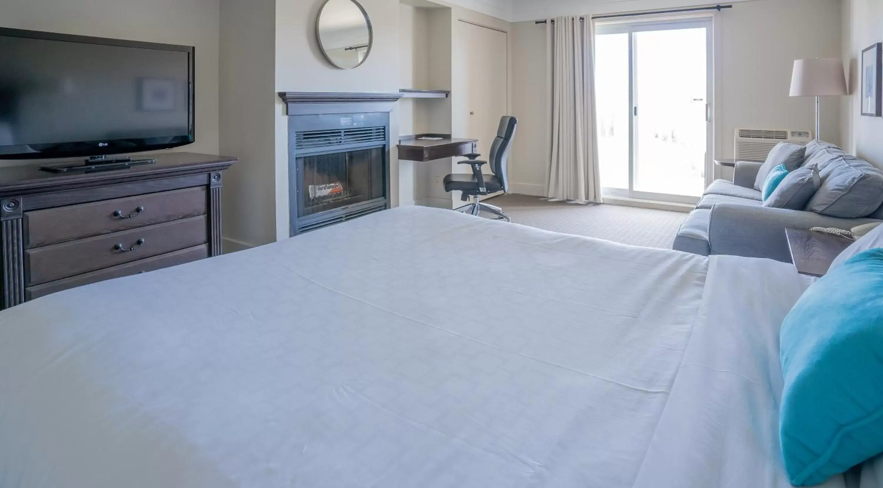 Deluxe Queen Room in Manoir des Sables Hôtel & Golf Deluxe Queen Room in Manoir des Sables Hôtel & Golf