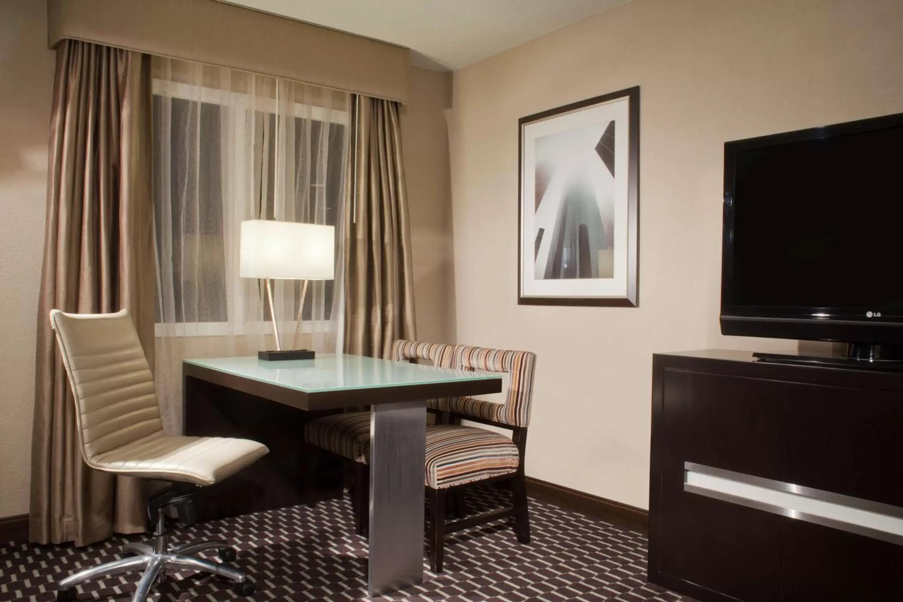 Bedroom, TV/Entertainment Center in Embassy Suites by Hilton Houston Near the Galleria