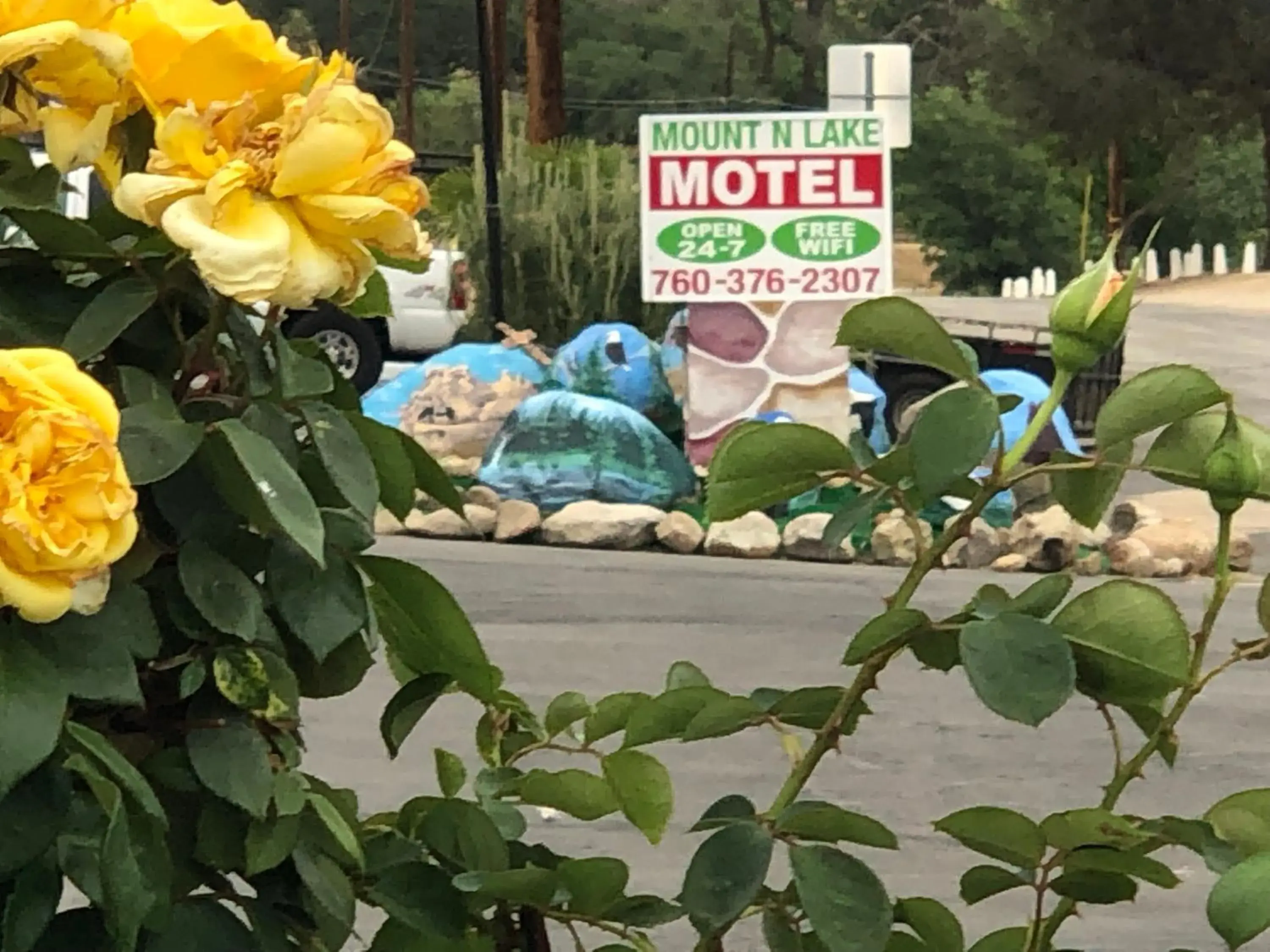 Mount-N-Lake Motel