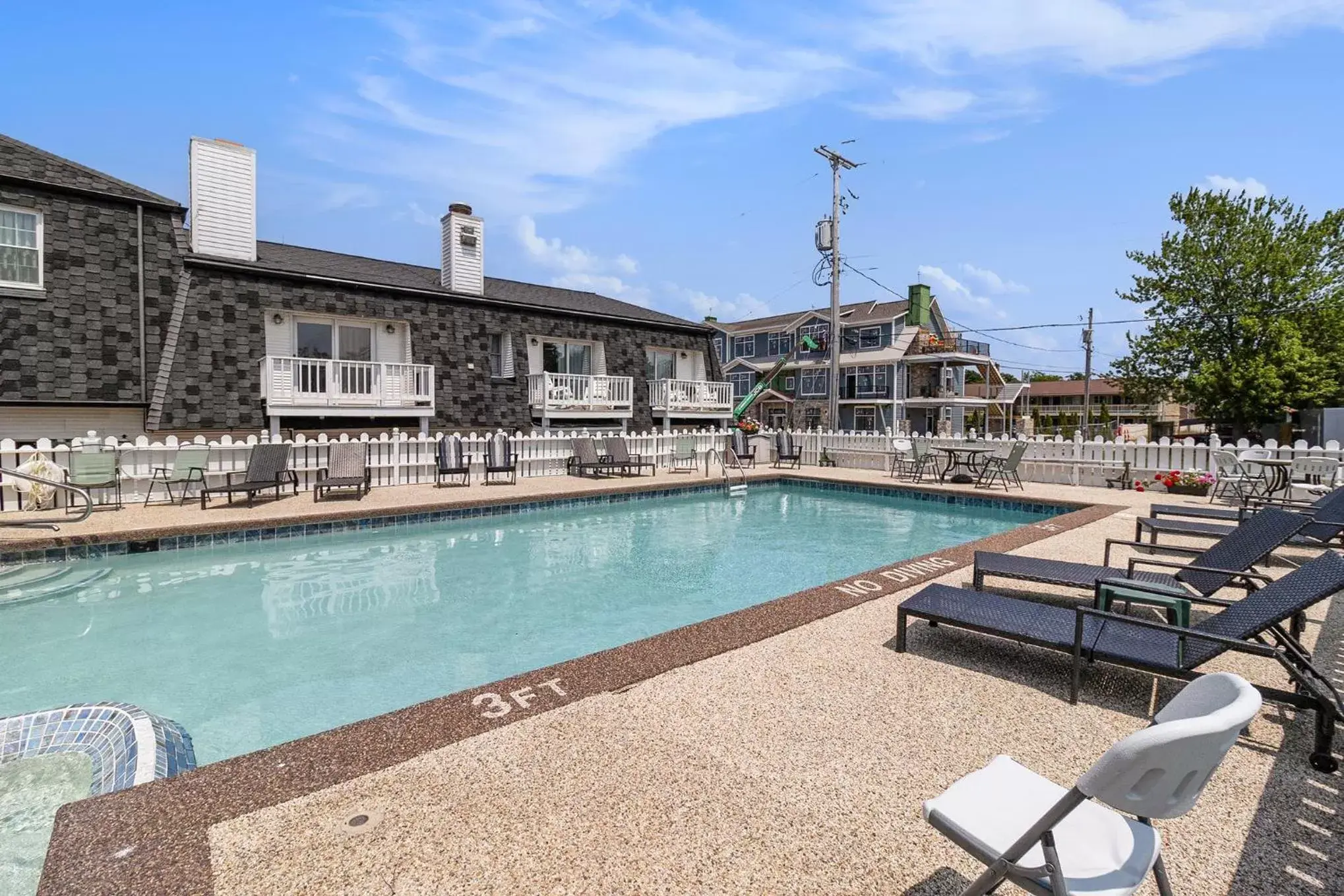 Swimming Pool in Snyders Shoreline Inn