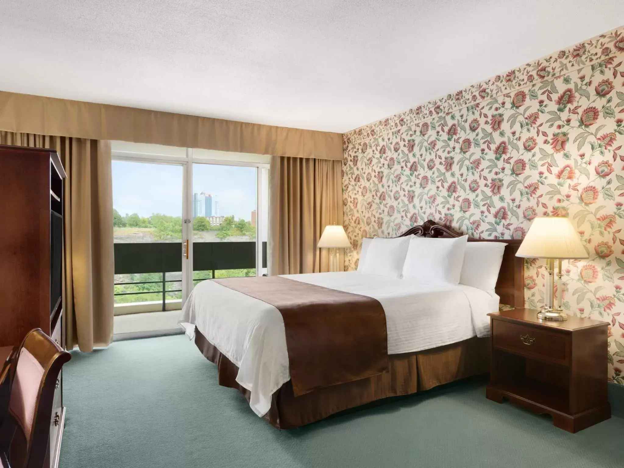 Photo of the whole room, Bed in Travelodge by Wyndham Niagara Falls Fallsview