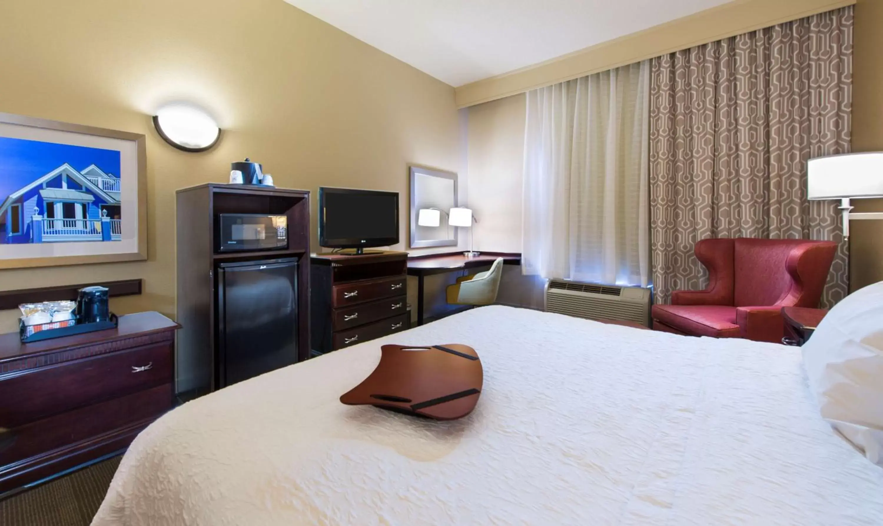 Bedroom, TV/Entertainment Center in Hampton Inn & Suites Pensacola I-10 N at University Town Plaza