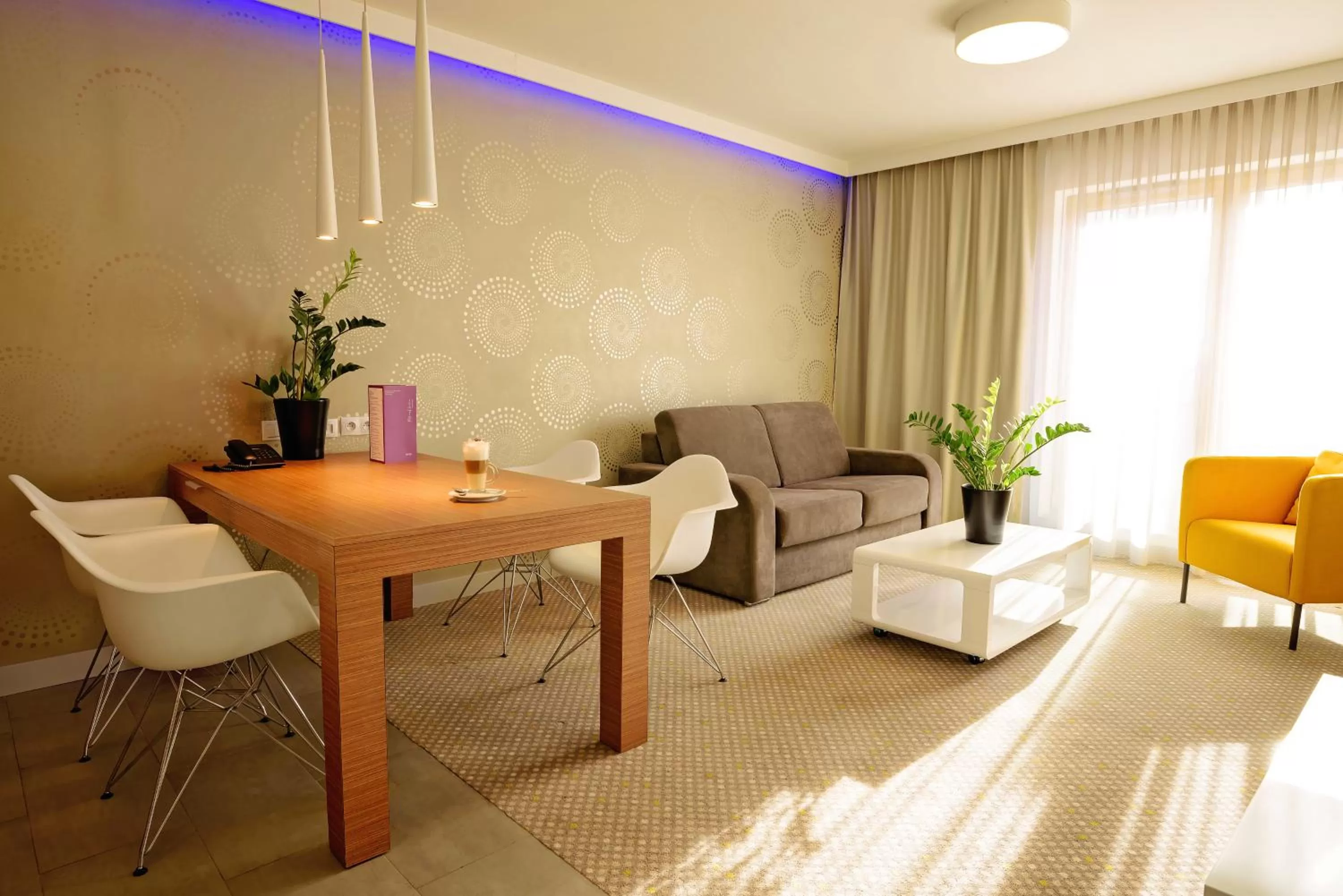 Photo of the whole room in Invite