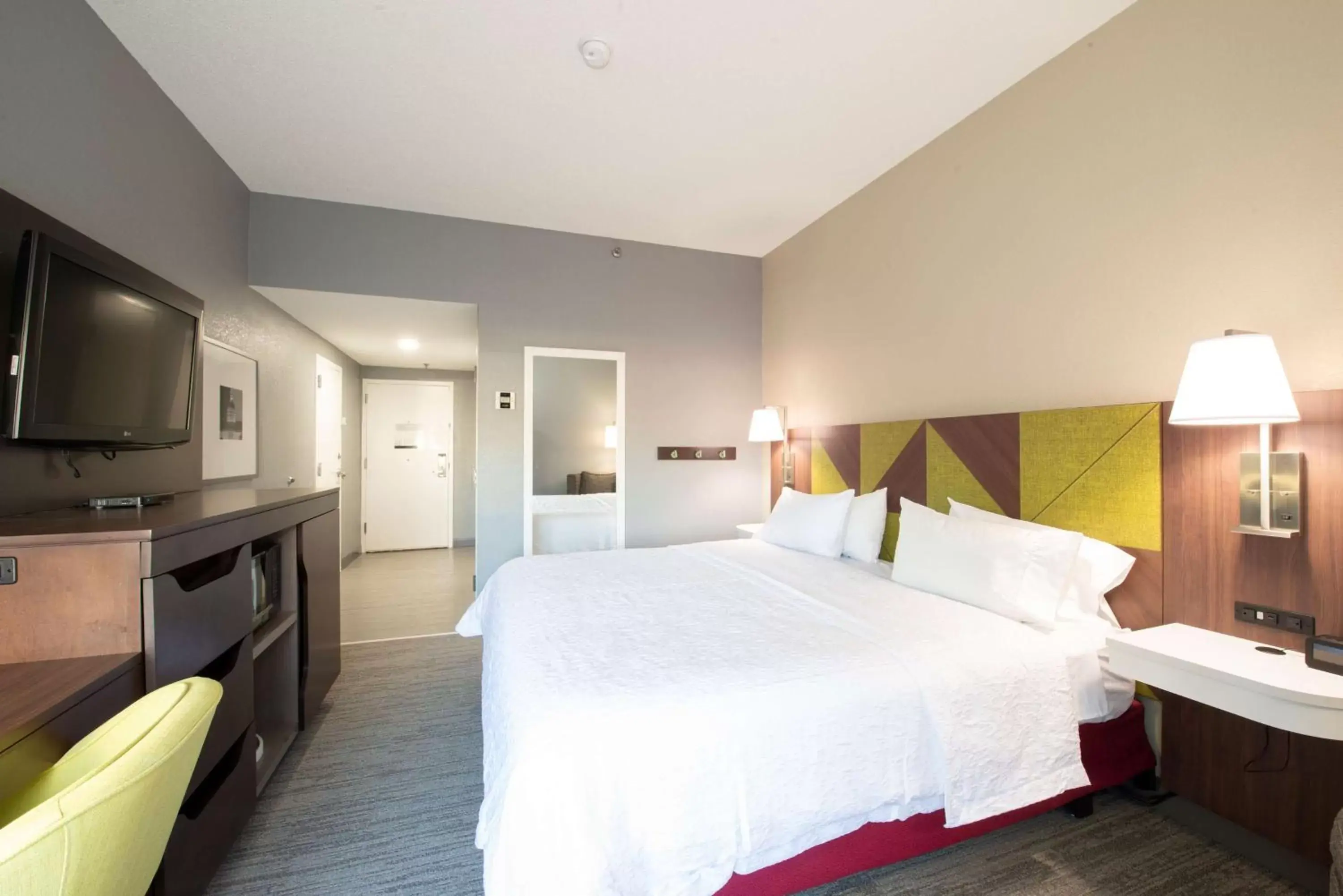 Bed in Hampton Inn Hotel Atlanta-Southlake